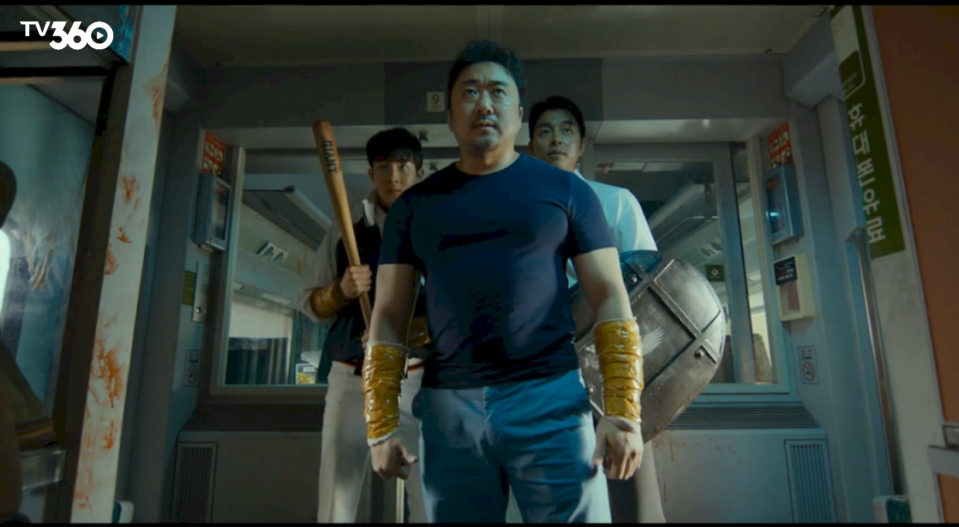 Những giây phút hồi hộp trên chuyến tàu, khi xung quanh đang đầy máu 