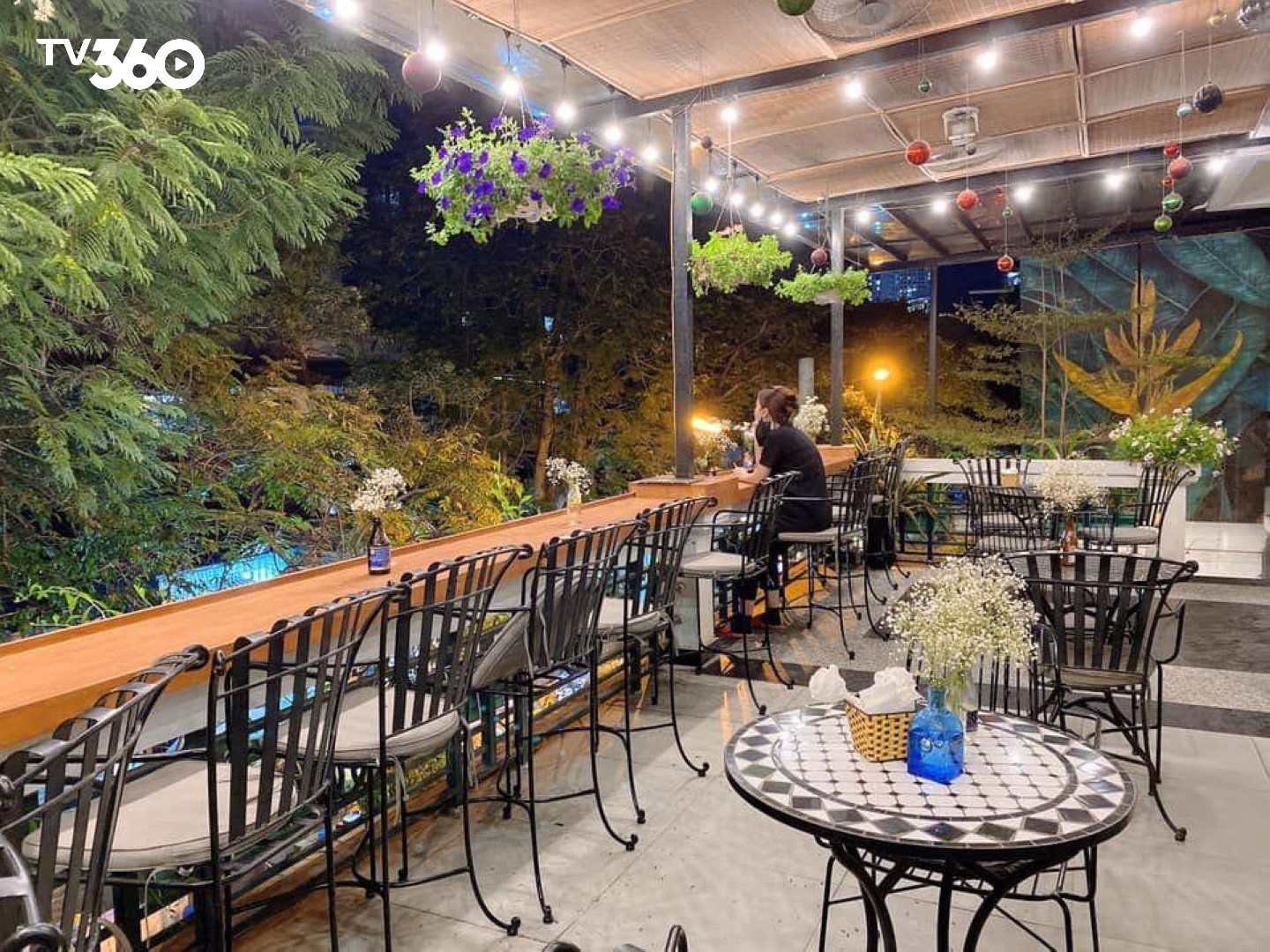 Phủi Cafe toạ lạc tại trung tâm quận Đống Đa