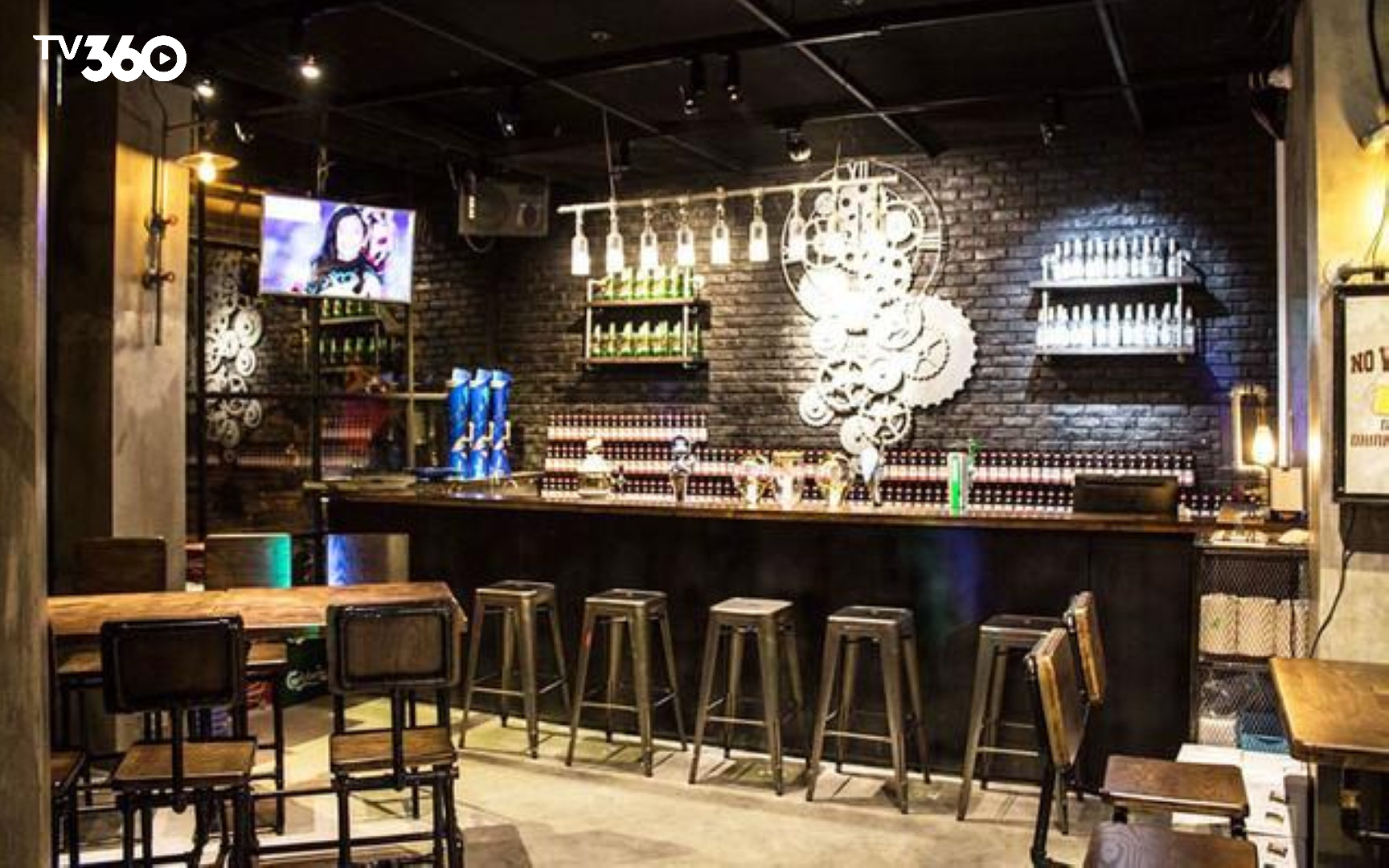 Xích Beer không chỉ có không gian xem bóng đá thoải mái mà còn phục vụ bia tươi