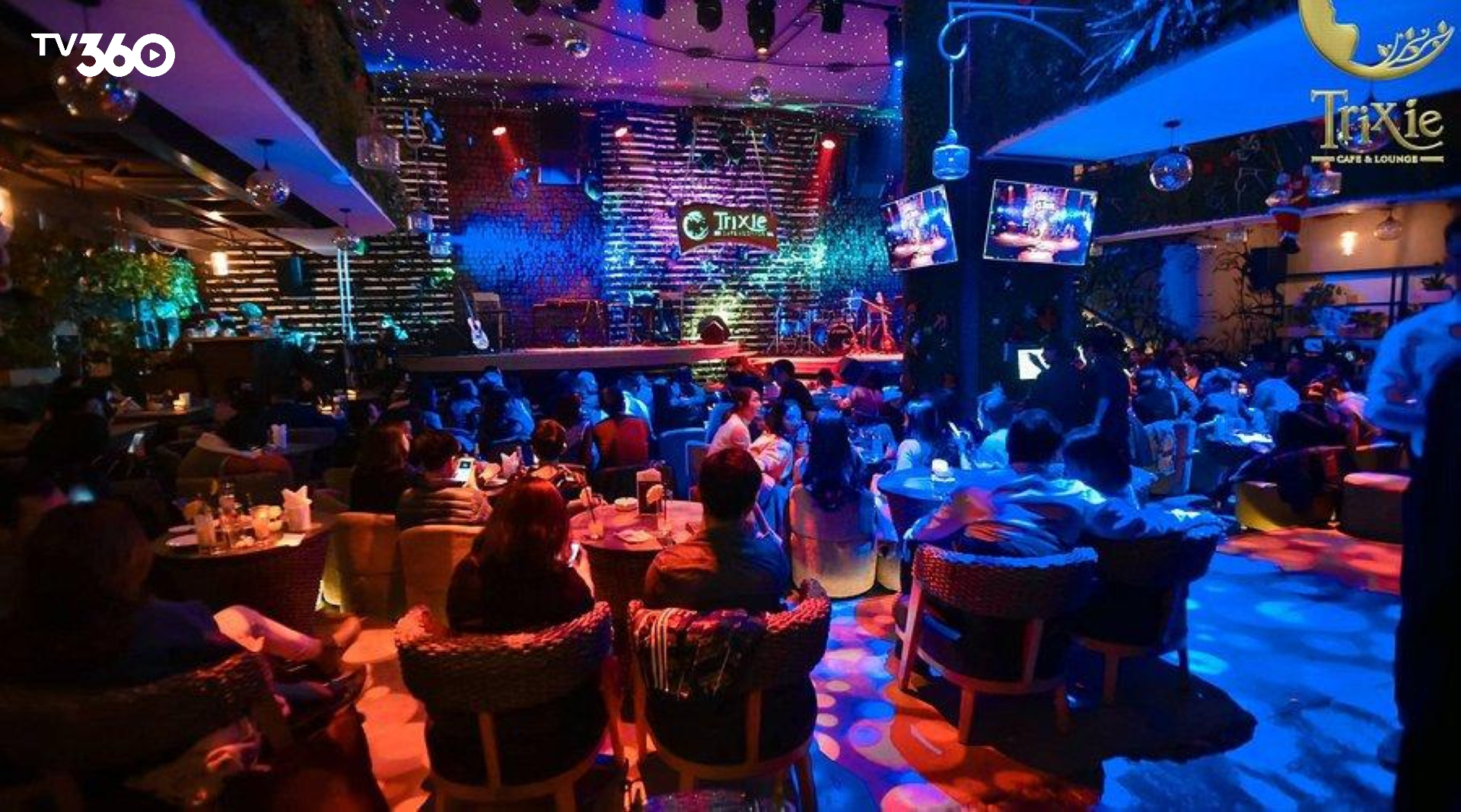Không gian Trixie Cafe thoáng đãng với khu vực trong nhà và ngoài trời
