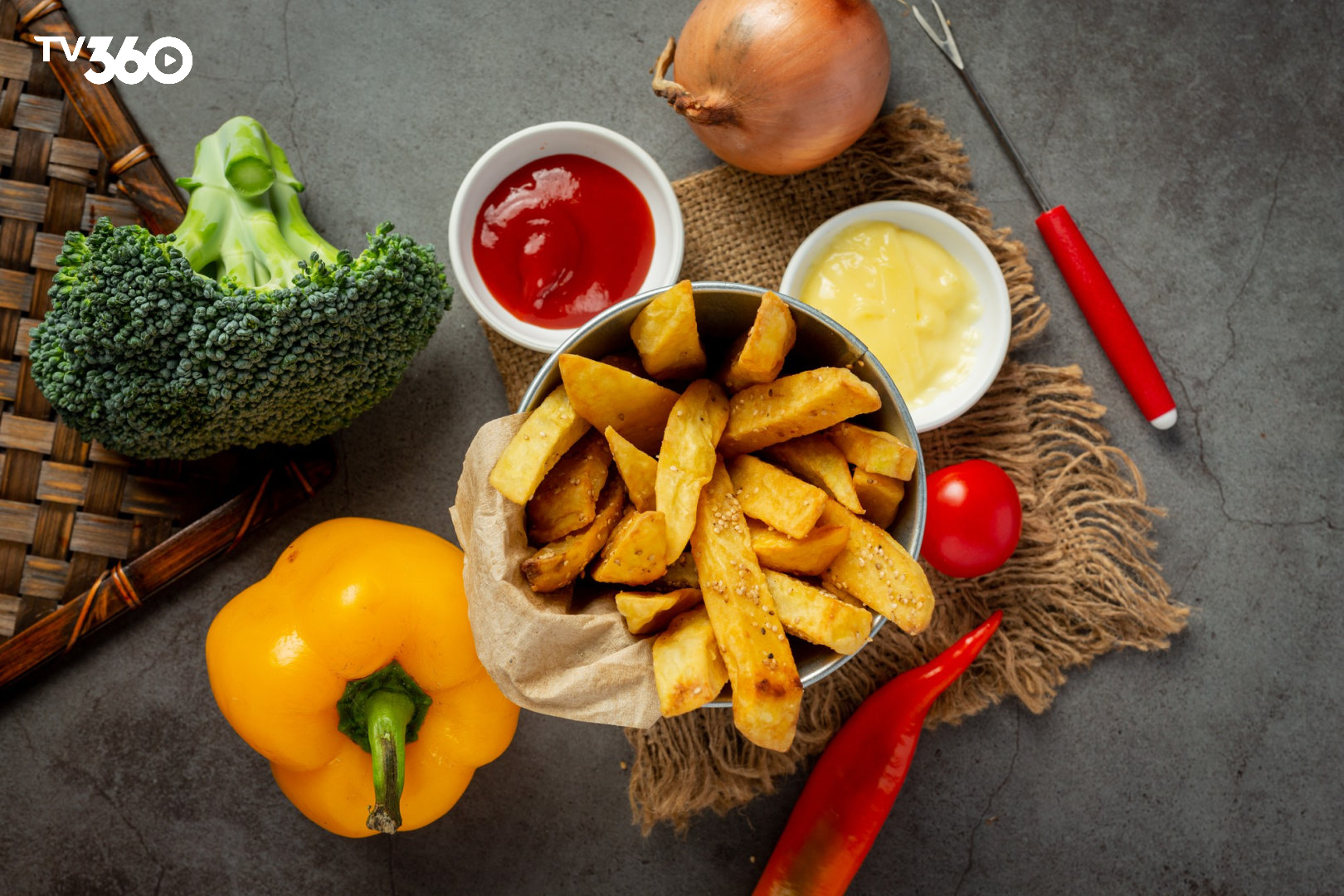 Khoai tây chiên phù hợp để lựa chọn khi xem bóng đá cùng gia đình, bạn bè