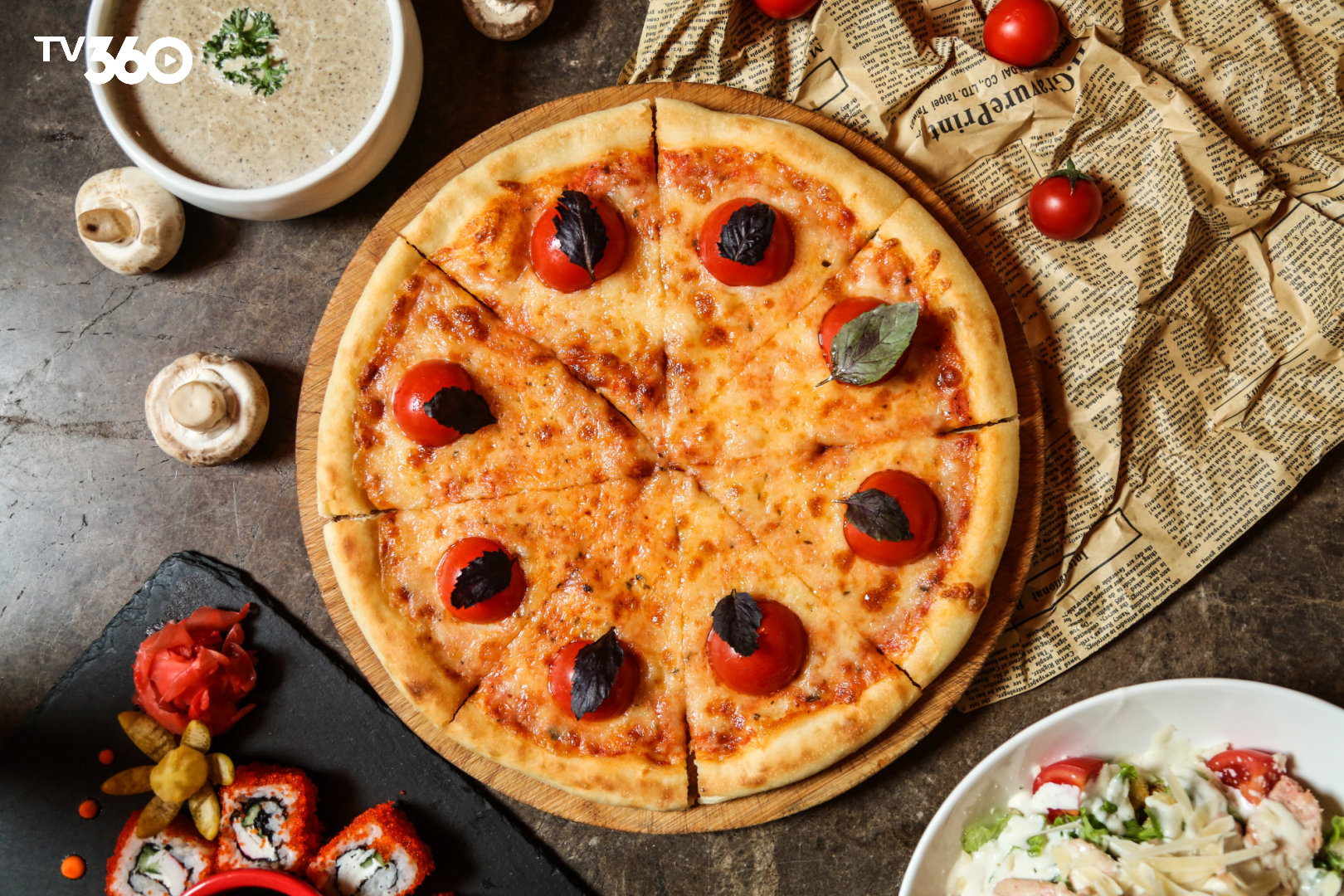 Pizza nóng hổi với lớp topping đa dạng, lý tưởng để cùng bạn bè thưởng thức trong những trận bóng đá sôi động