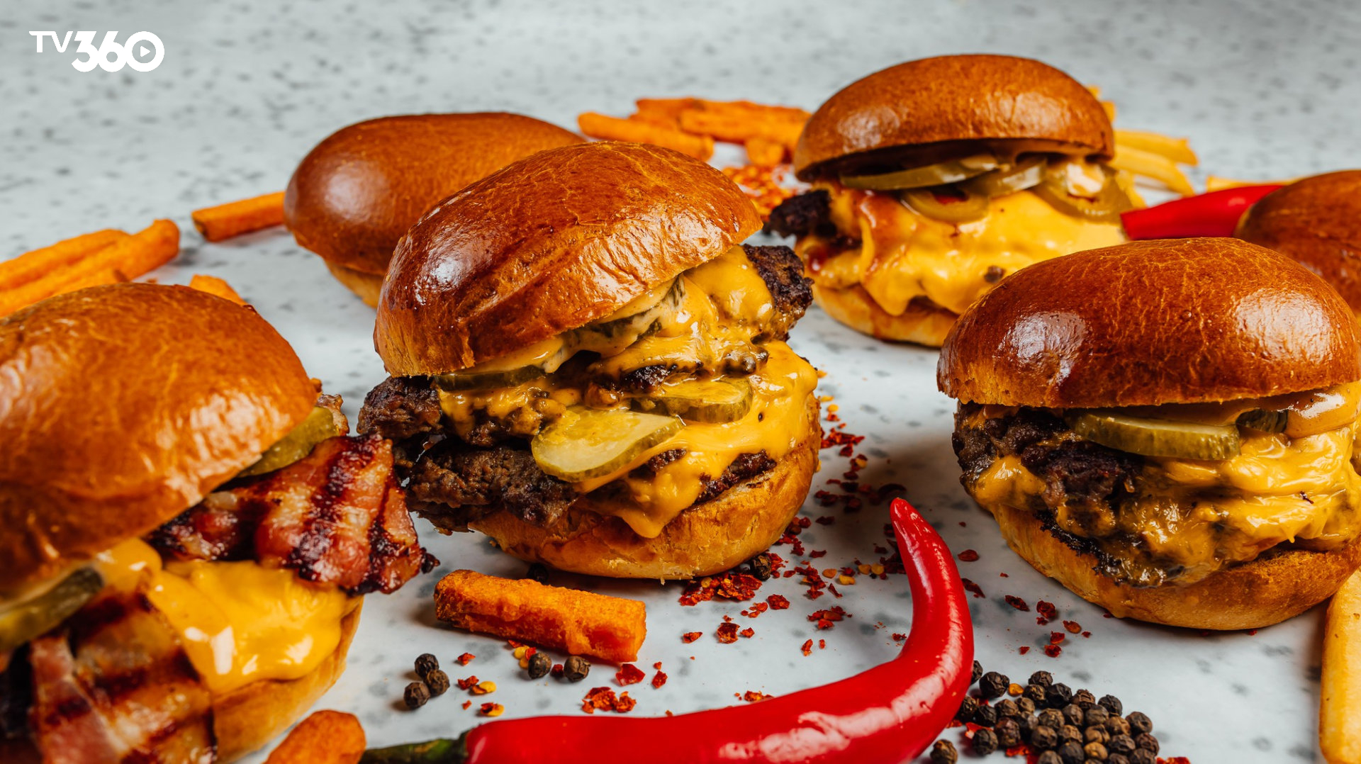 Hamburger với thịt bò mềm mại và sốt đặc biệt, là món ăn hoàn hảo cho bữa tiệc bóng đá thêm phần hấp dẫn