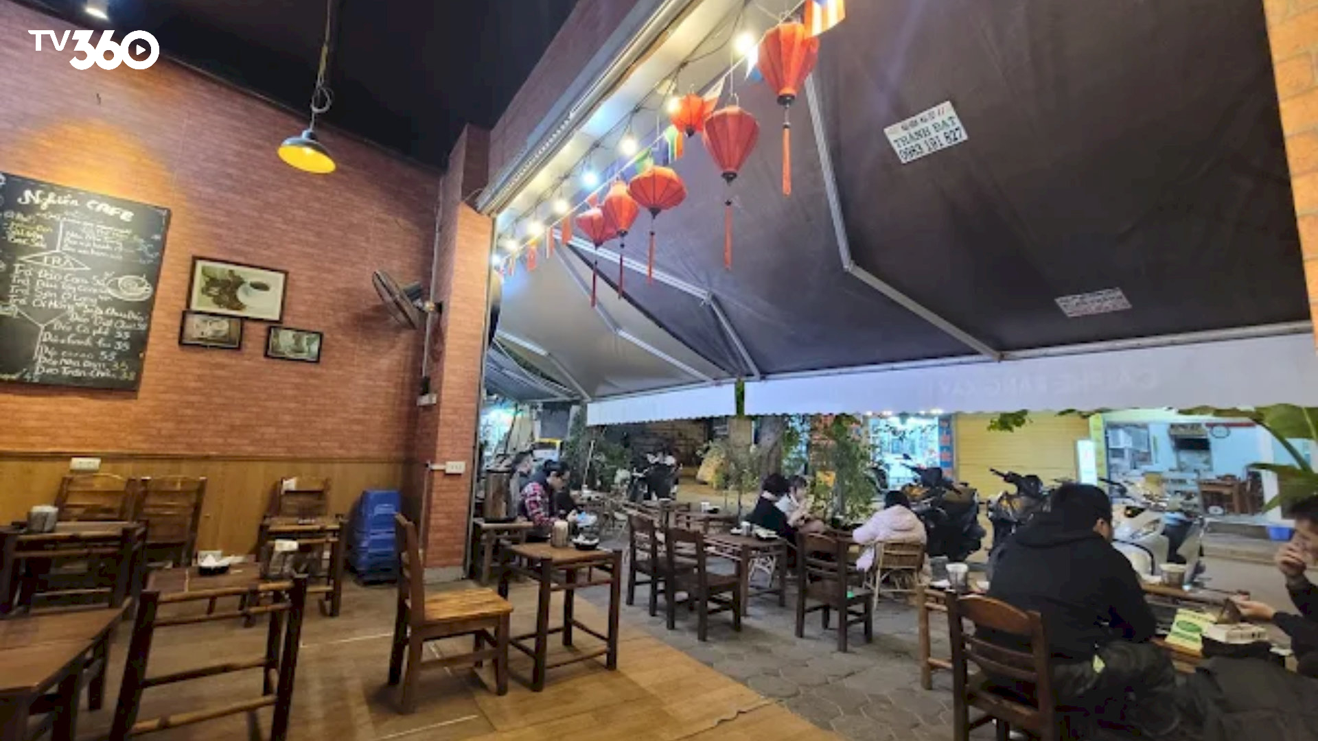 Nghiền Cafe – vỉa hè rộng thoáng, không gian lý tưởng để xem bóng đá ngoài trời