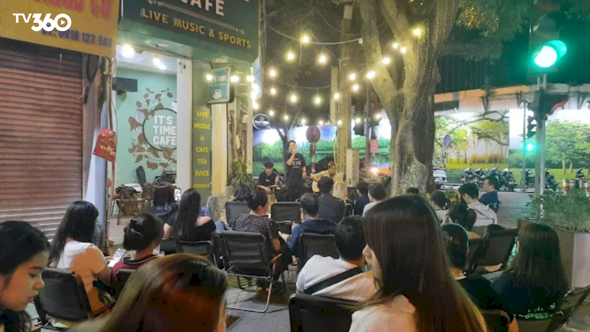 It’s Time Cafe – không gian rộng rãi, thoải mái để thưởng thức cà phê và theo dõi bóng đá