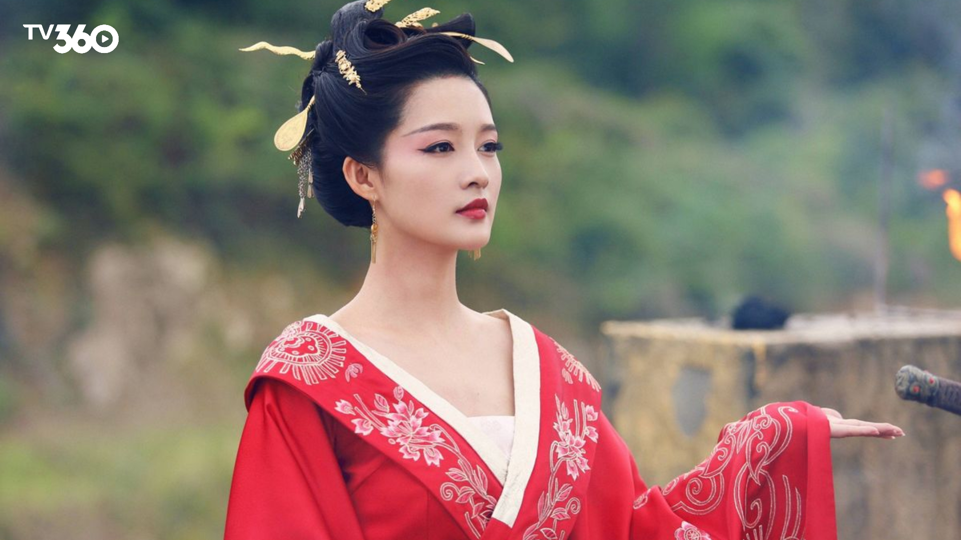 Lý Thấm vào vai công chúa Nguyên Thuần với hình ảnh ngây thơ đến màn hóa ác đầy kịch tính trong Sở Kiều Truyện.