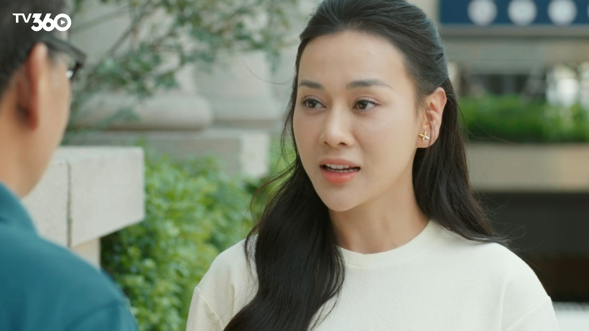 Phương Oanh hóa thân thành người vợ, người mẹ hiện đại và tài giỏi trong bộ phim Gió ngang khoảng trời xanh.