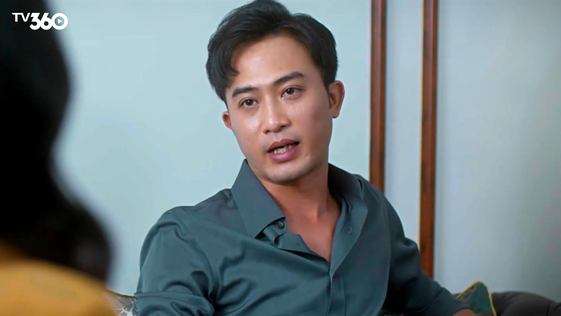 Doãn Quốc Đam với tạo hình bụi bặm, giản dị, khắc họa người đàn ông mâu thuẫn giữa lý trí và cảm xúc trong Gió ngang khoảng trời xanh.