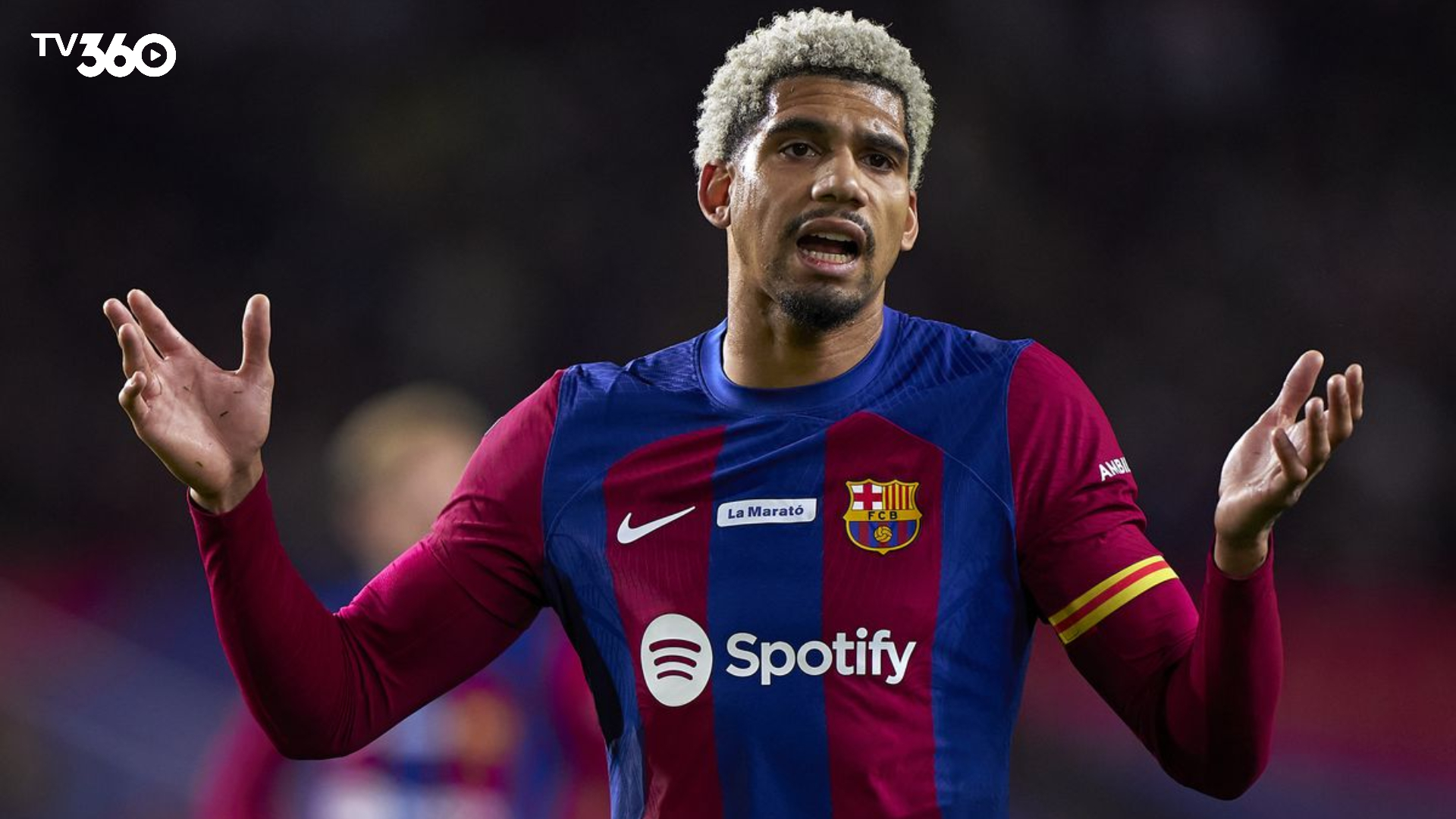 Áp lực đè nặng, va chạm khốc liệt, trung vệ bước vào trận chiến không khoan nhượng nơi vùng cấm