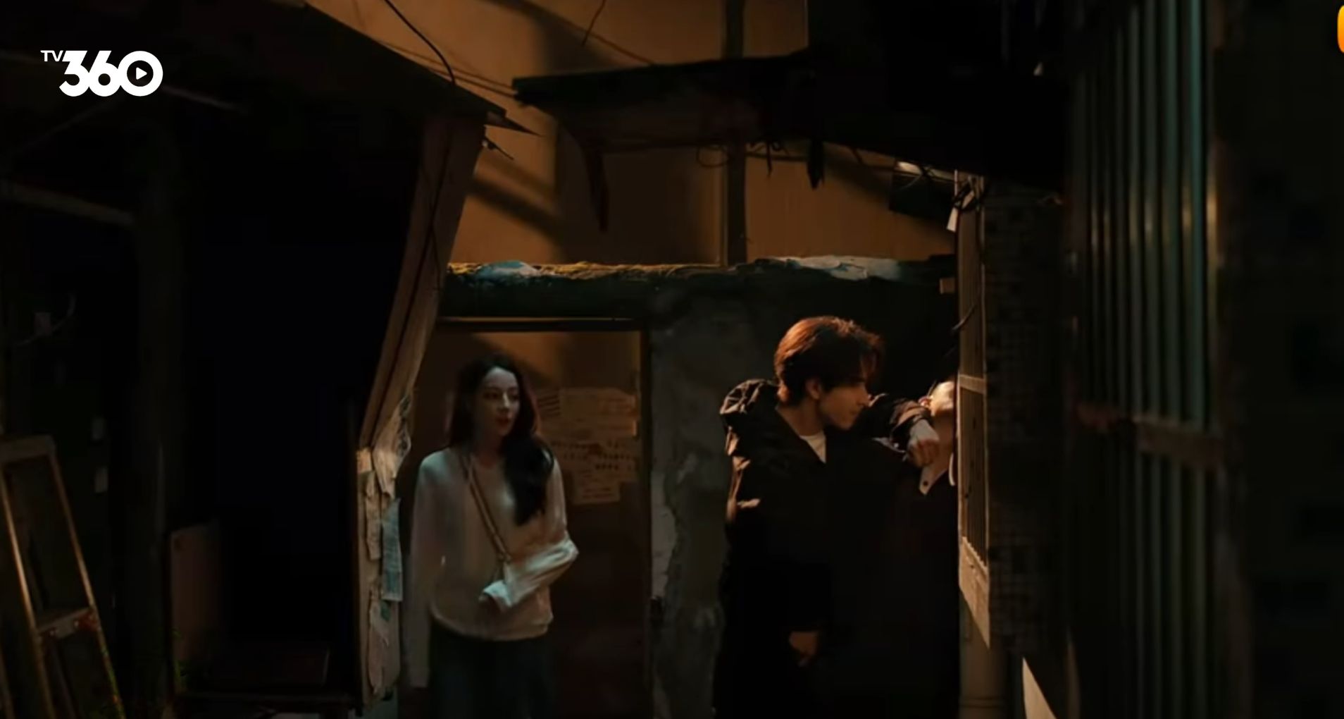 Viêm Thác xuất hiện đúng lúc để cứu Cửu La trong con hẻm tối