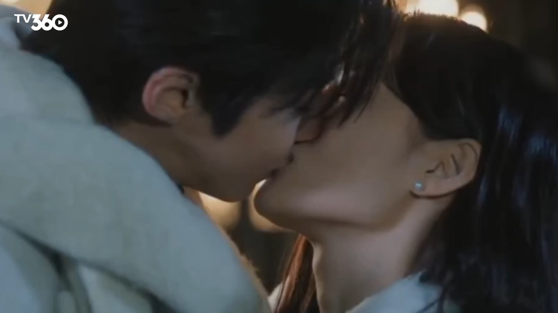 Khoảnh khắc Ah Jin và Jun Seo trao nhau nụ hôn khiến khán giả bất ngờ