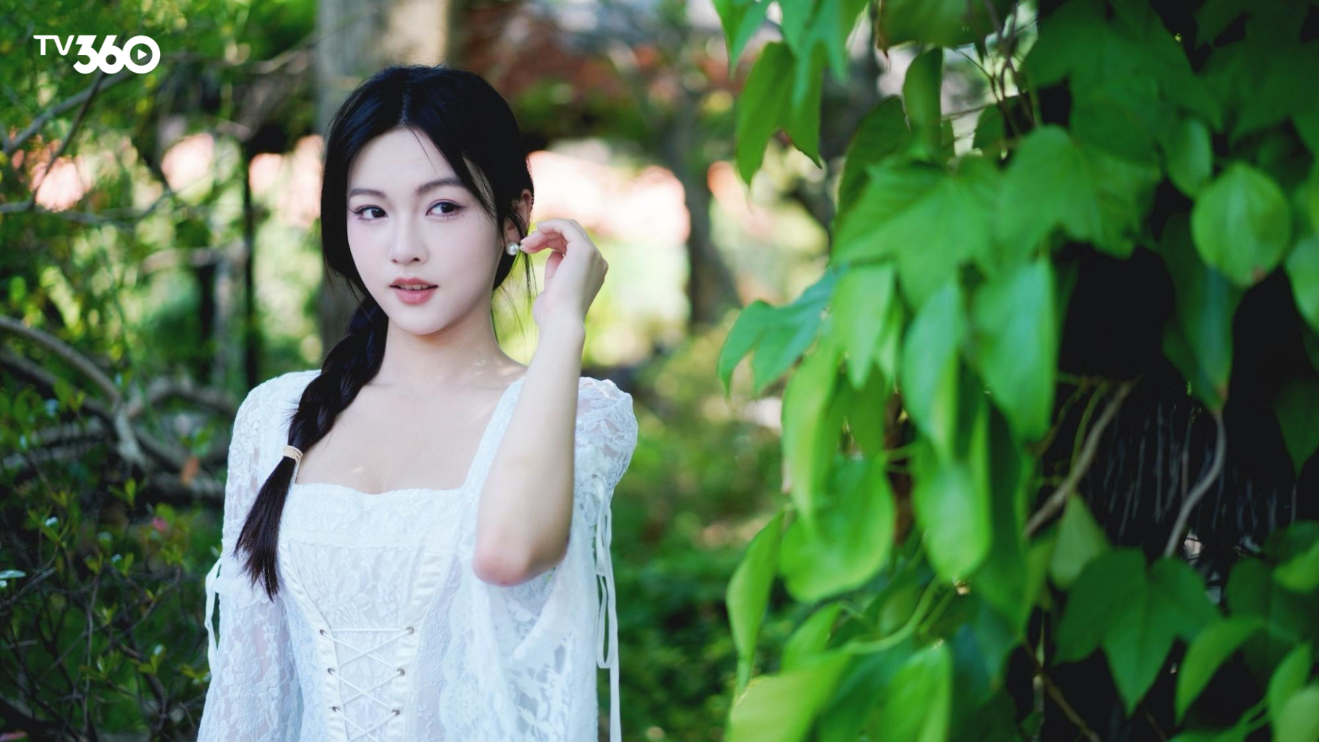 Trần Vũ Linh sở hữu vẻ đẹp "thanh thoát", "nữ tính" và khí chất "dịu dàng"