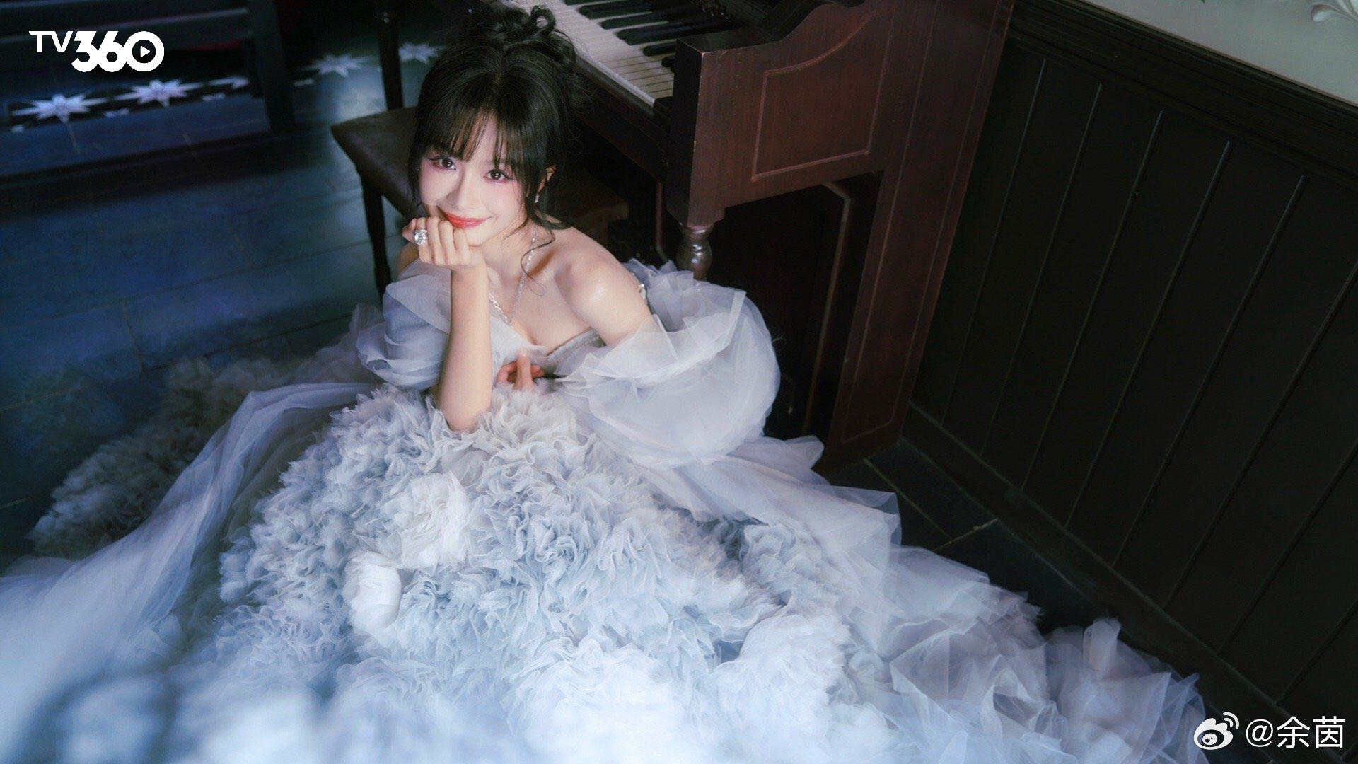 Dư Nhân có vẻ đẹp trong veo và khí chất thanh thuần