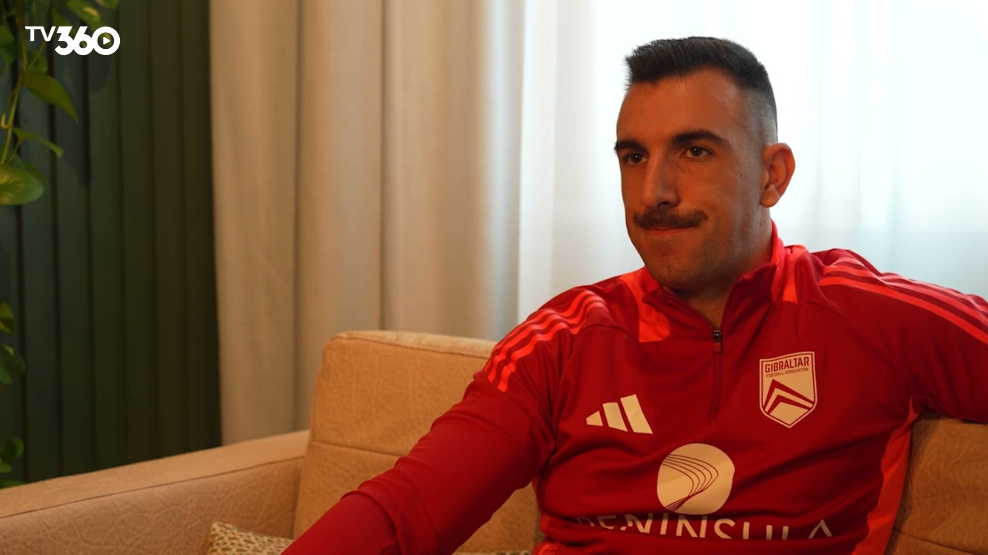 Thủ môn số 1 của Gibraltar, nổi bật với phản xạ xuất sắc và phong độ ổn định