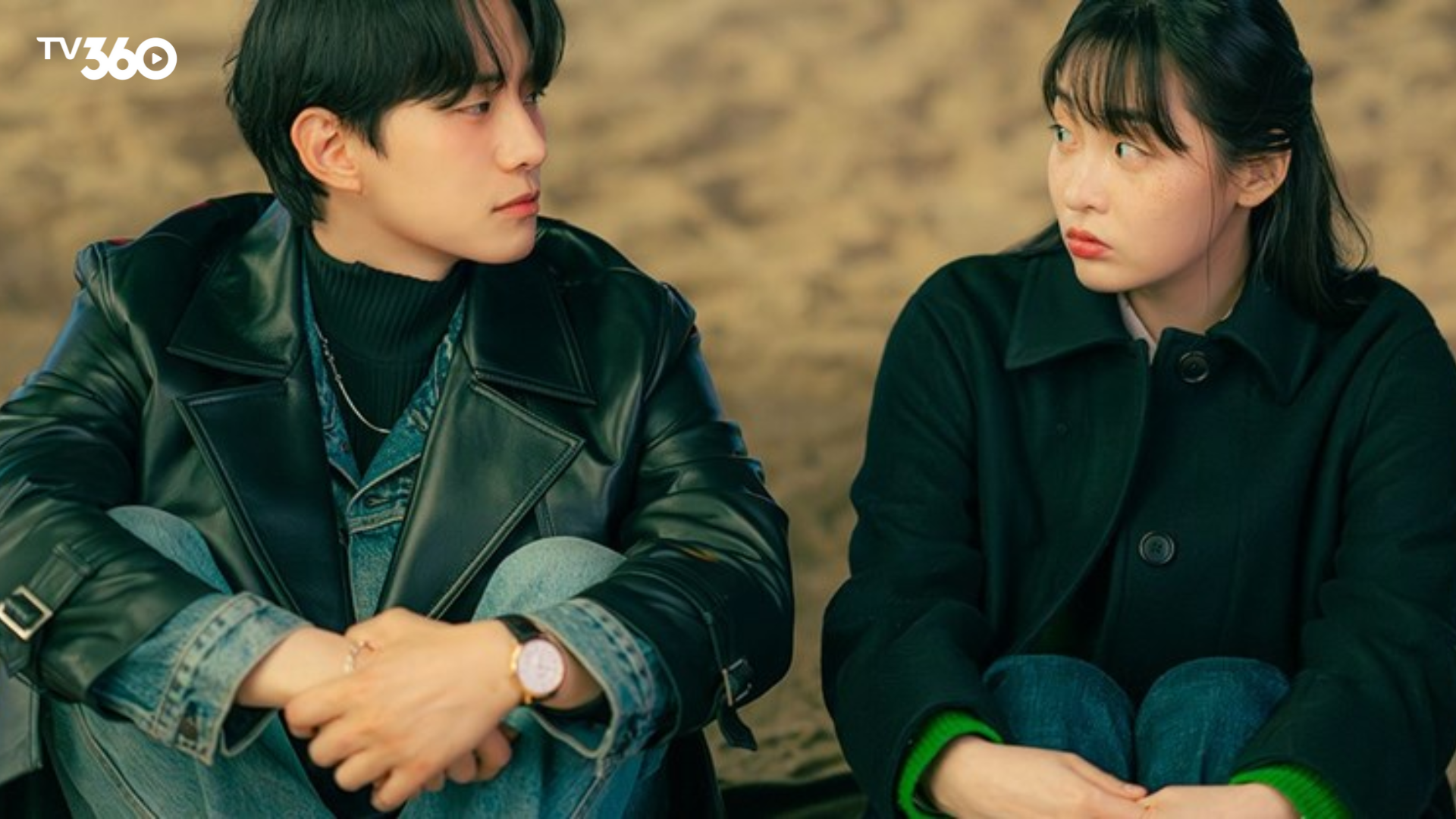 Lee Jun-ho đứng trước bức ảnh cũ, ánh mắt kiên định như chuẩn bị cho một cuộc phản công đầy bất ngờ