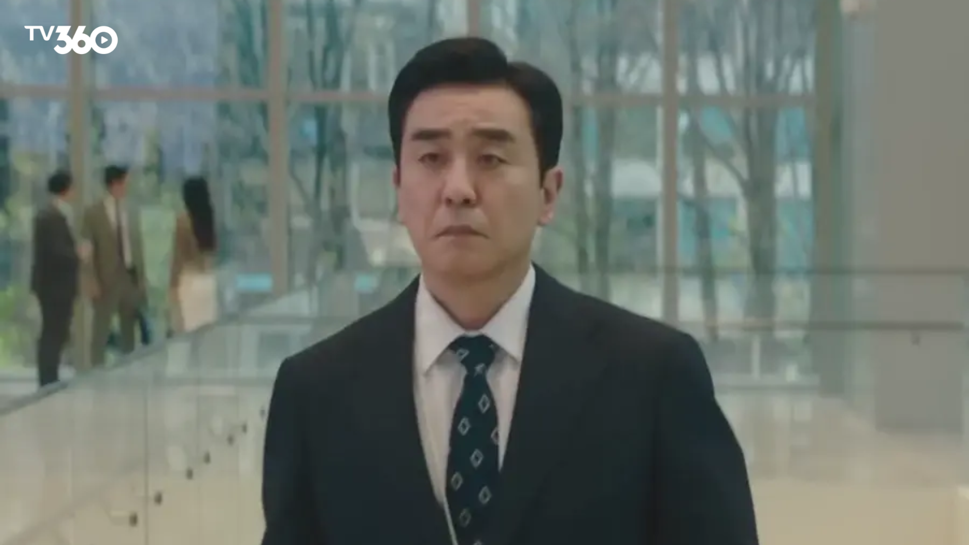 Nak-su nỗ lực chứng minh năng lực giữa những ánh nhìn nghi ngờ của công nhân