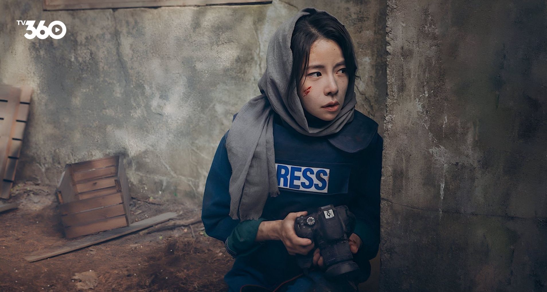 Im Hyeon Jun dùng thân mình bảo vệ Wi Jeong Sin khỏi áp lực truyền thông hoặc hiểm nguy