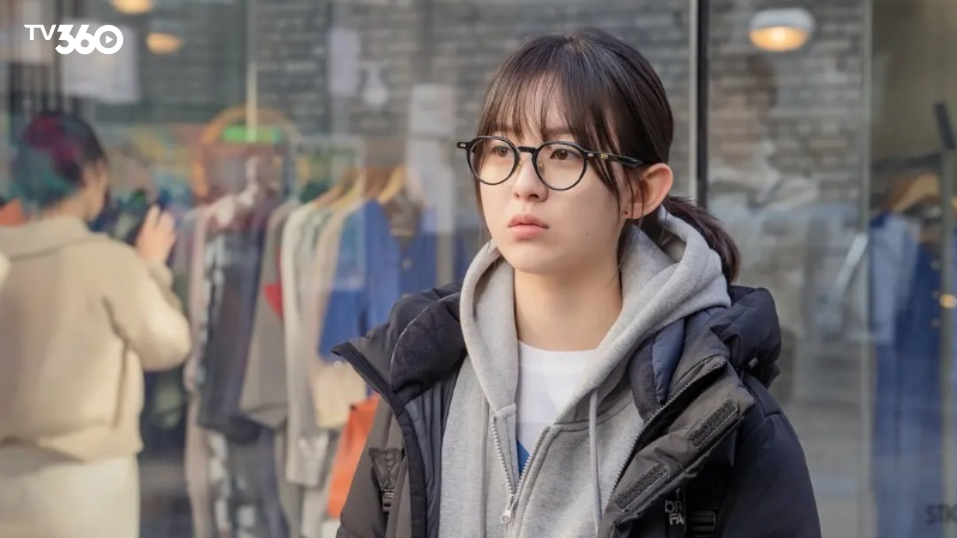 Je Song dần nhận ra tình cảm thật dành cho U Je-on, nhưng mọi chuyện rẽ hướng khi cô thú nhận thích người khác khiến anh tổn thương sâu sắc.