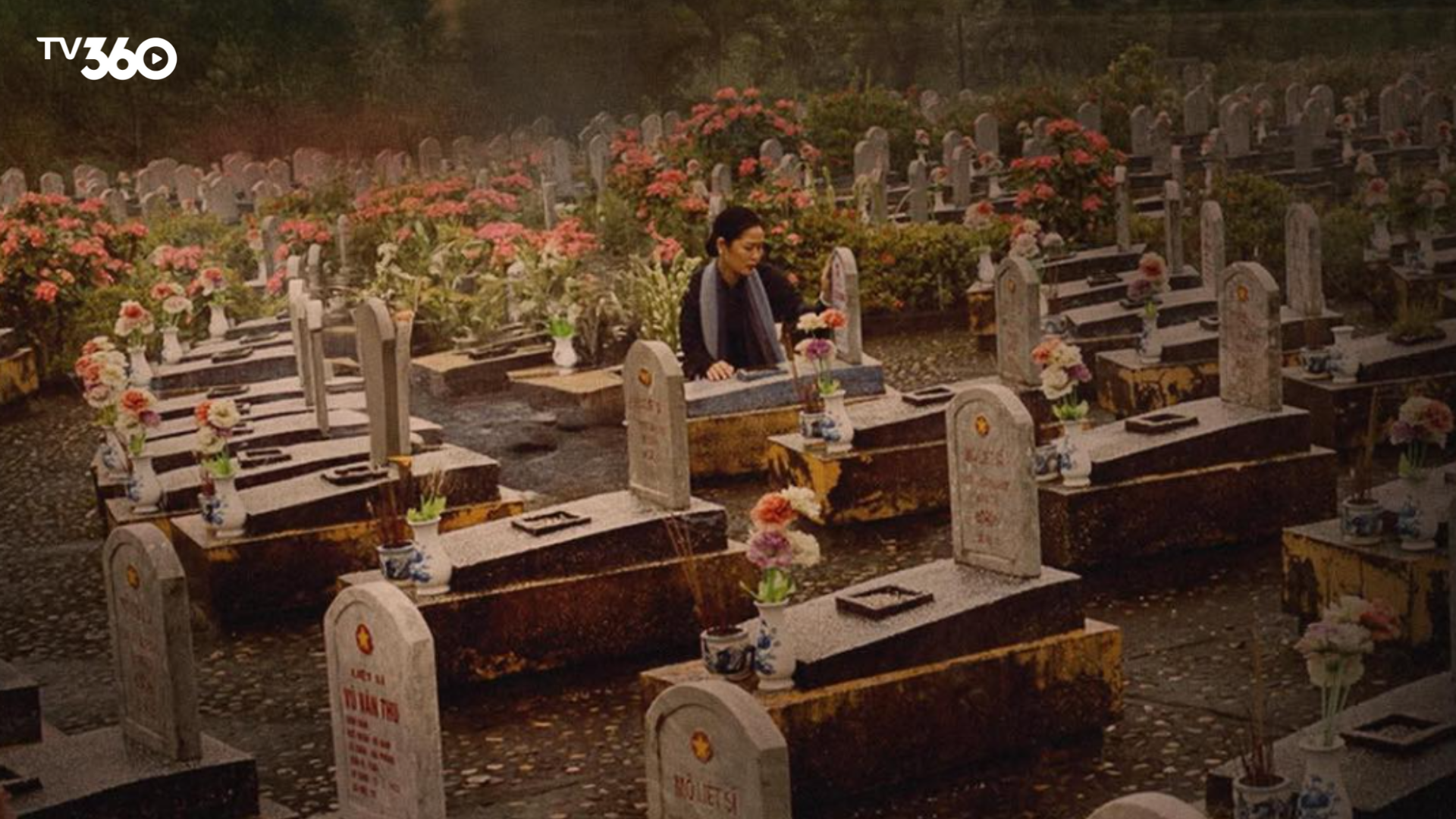 Hai phần mộ cạnh nhau cho thấy nhân tính chung vượt mọi chiến tuyến