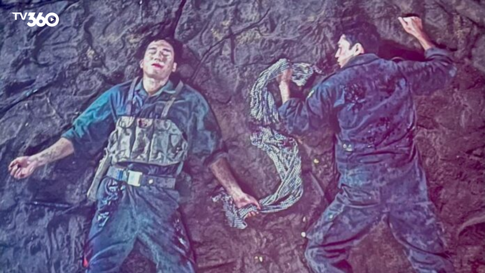 Hai nửa khăn rằn trong tay hai người lính cho thấy họ vẫn chung một cội nguồn