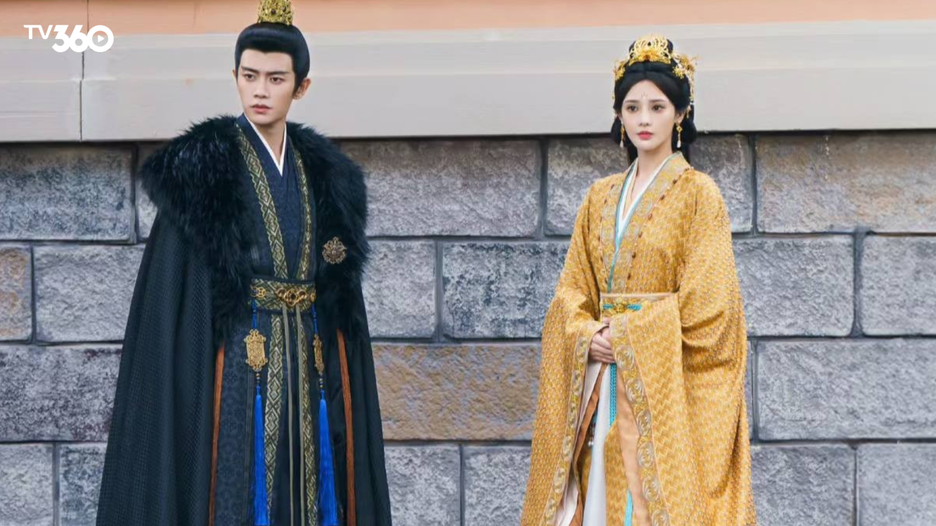 Hoàng hậu Khương Dung đứng trong Hậu cung, ánh mắt căng thẳng trước quyết định cấm túc của Hoàng đế Tiêu Hoán