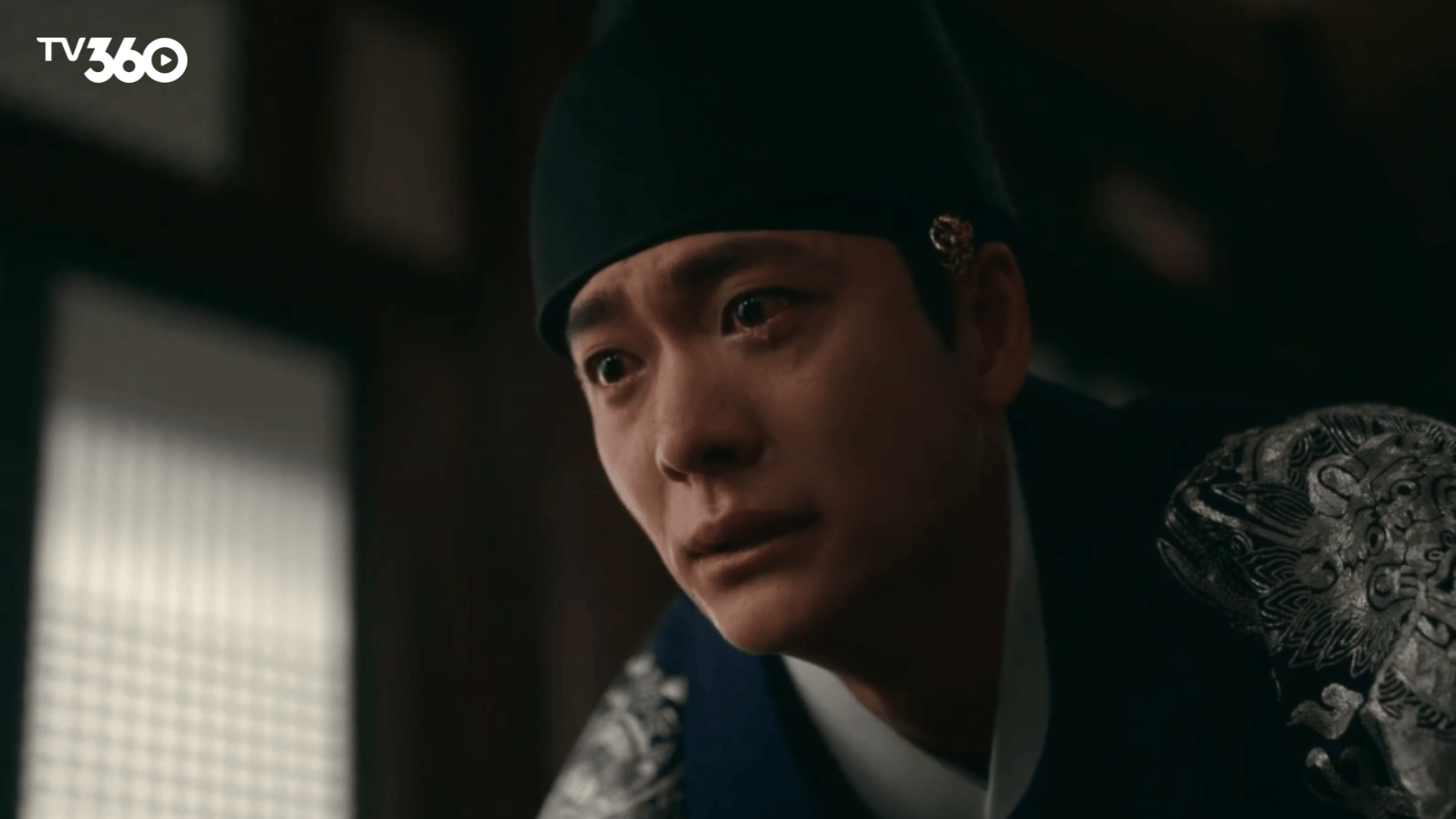 Cảnh nam chính nói chuyện căng thẳng về "nội loạn"