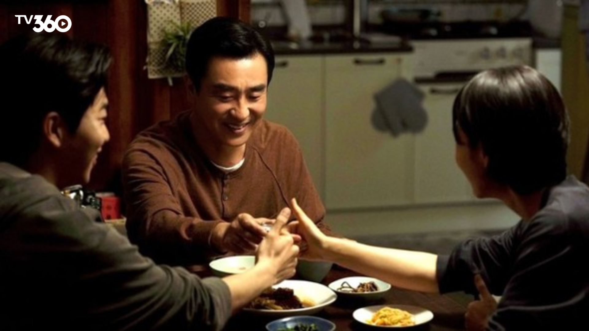 Nak-su bị giáng chức và phải làm việc cùng công nhân