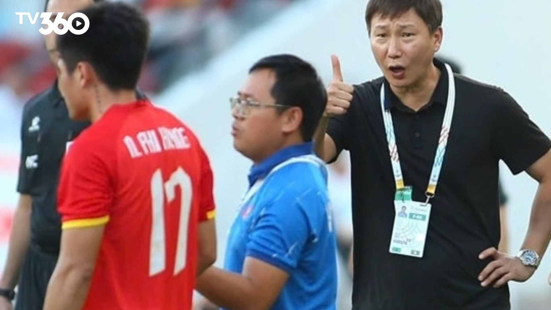 HLV Kim Sang-sik chỉ đạo chiến thuật bên đường biên giúp U22 Việt Nam vào chung kết SEA Games 33
