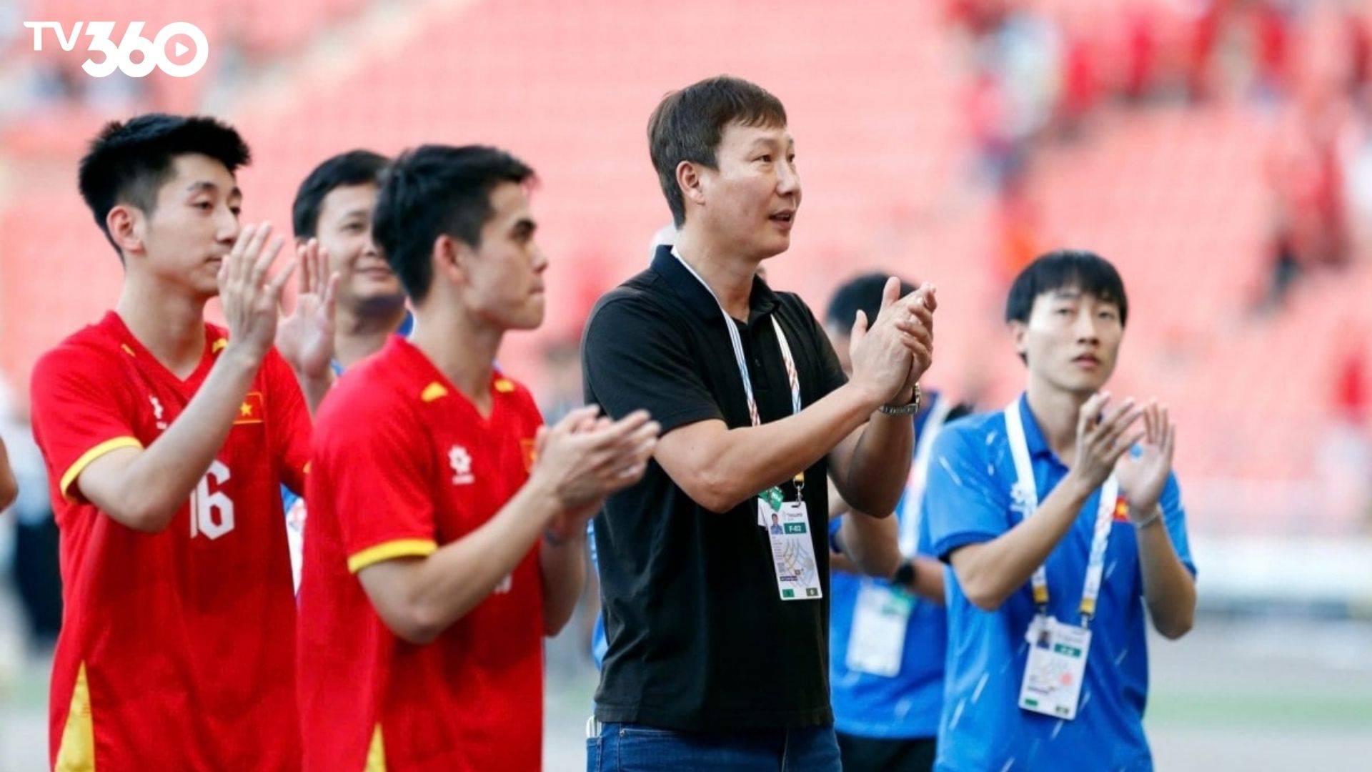 HLV Kim Sang-sik nổi tiếng với sự kỷ luật và triết lý bóng đá hiệu quả.