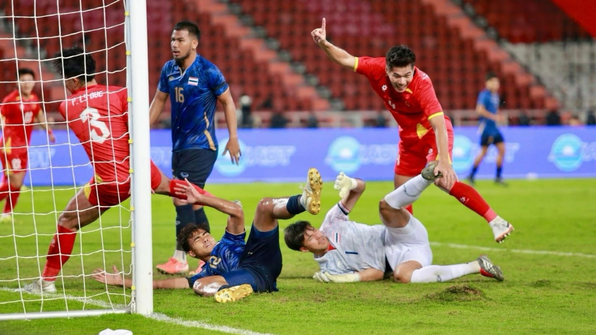 Thái Lan gây vô vàn khó khăn trước Việt Nam trong hiệp thi đấu đầu tiên