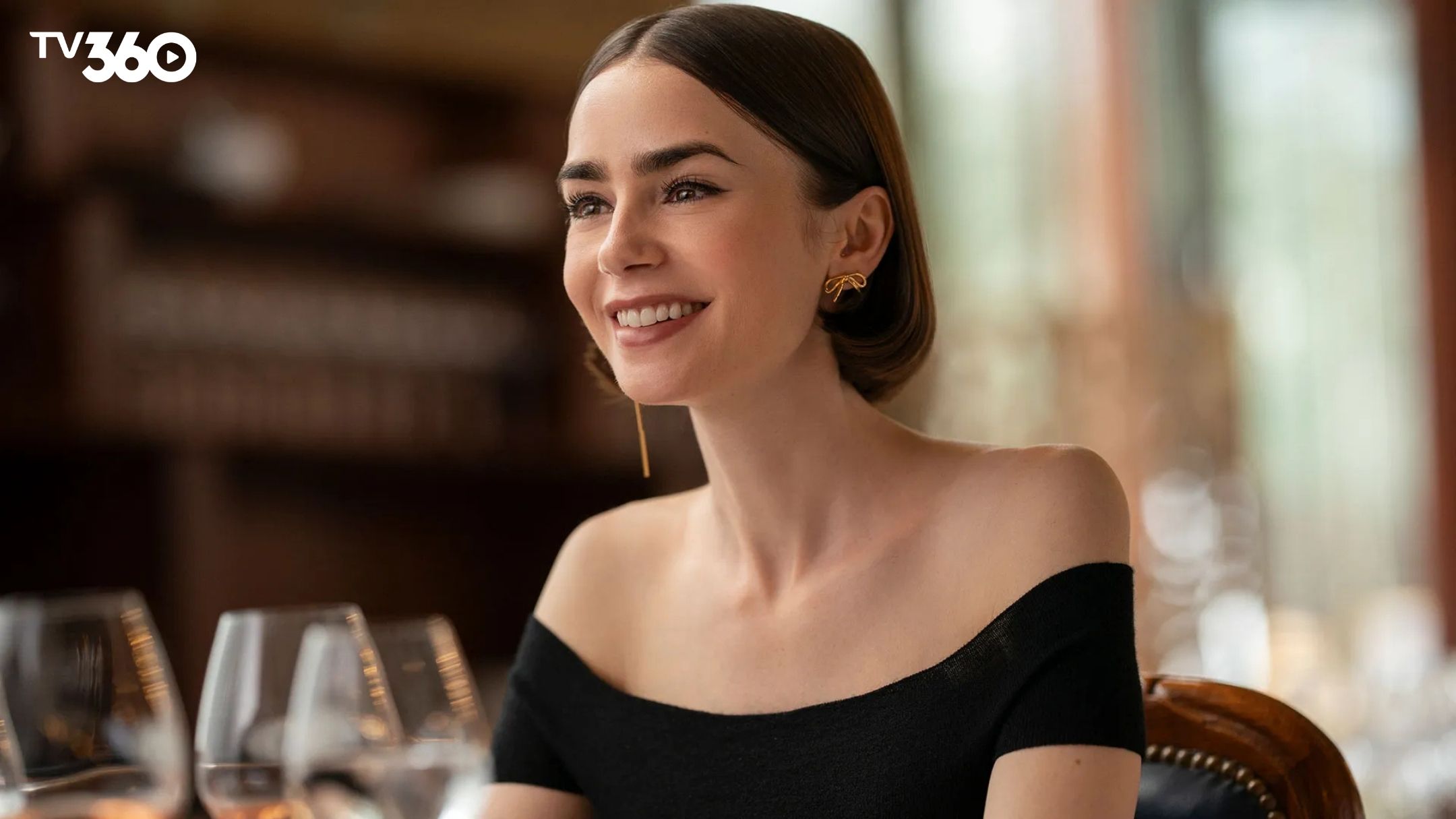 Ra mắt ngày 18/12/2025, Emily in Paris Season 5 đưa Emily Cooper rời Paris quen thuộc để bắt đầu chương mới tại Italy, giữa Rome và Venice lãng mạn.