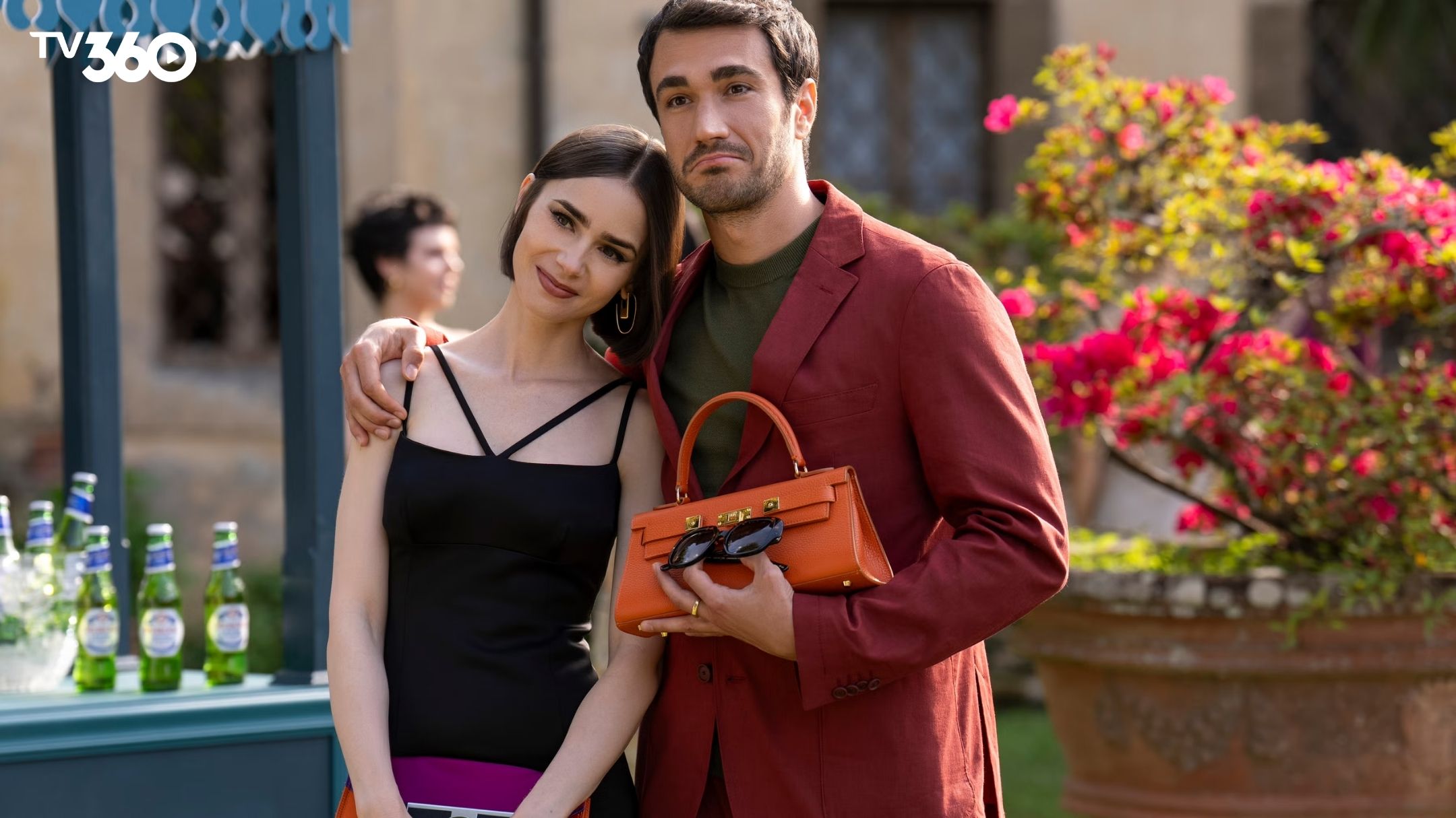 Ra mắt ngày 18/12/2025, Emily in Paris Season 5 đưa Emily Cooper rời Paris quen thuộc để bắt đầu chương mới tại Italy, giữa Rome và Venice lãng mạn.