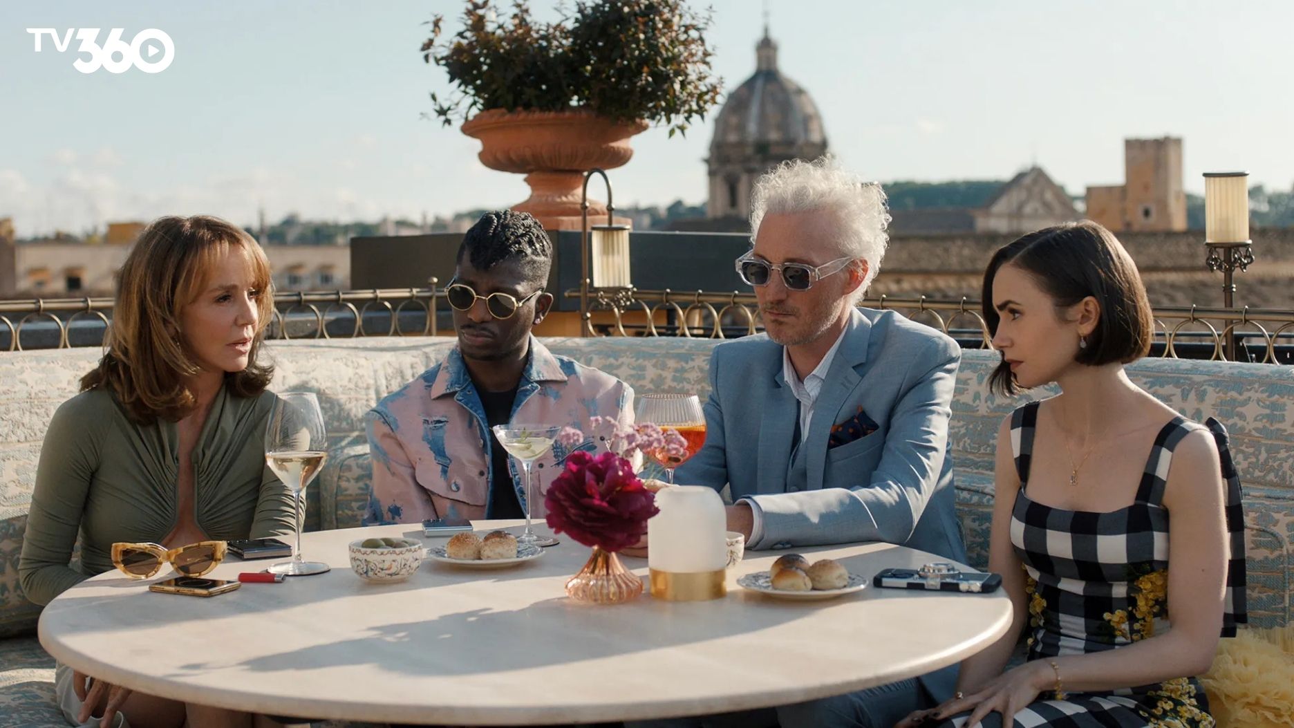 Ra mắt ngày 18/12/2025, Emily in Paris Season 5 đưa Emily Cooper rời Paris quen thuộc để bắt đầu chương mới tại Italy, giữa Rome và Venice lãng mạn.