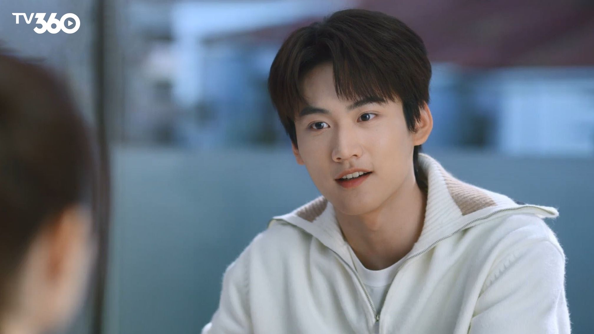 "Thư Kích Hồ Điệp" thuộc thể loại tình cảm đô thị, xoay quanh mối quan hệ giữa nữ chính từng trải qua nhiều biến cố và nam chính có quá trình trưởng thành rõ nét theo dòng thời gian