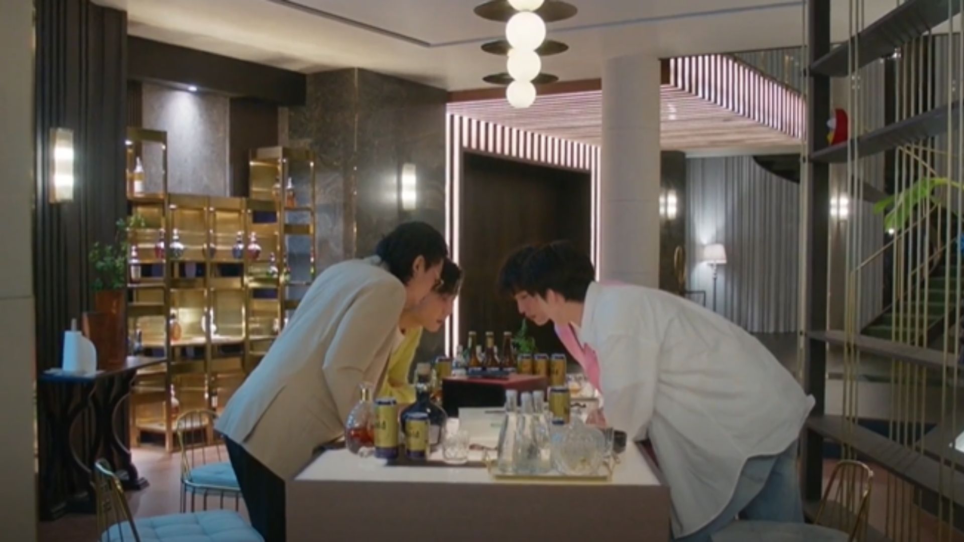 Ánh mắt kiên định của Im Hyeon-jun khi nắm chặt tay Wi Jeong-sin trước sự chứng kiến của mọi người