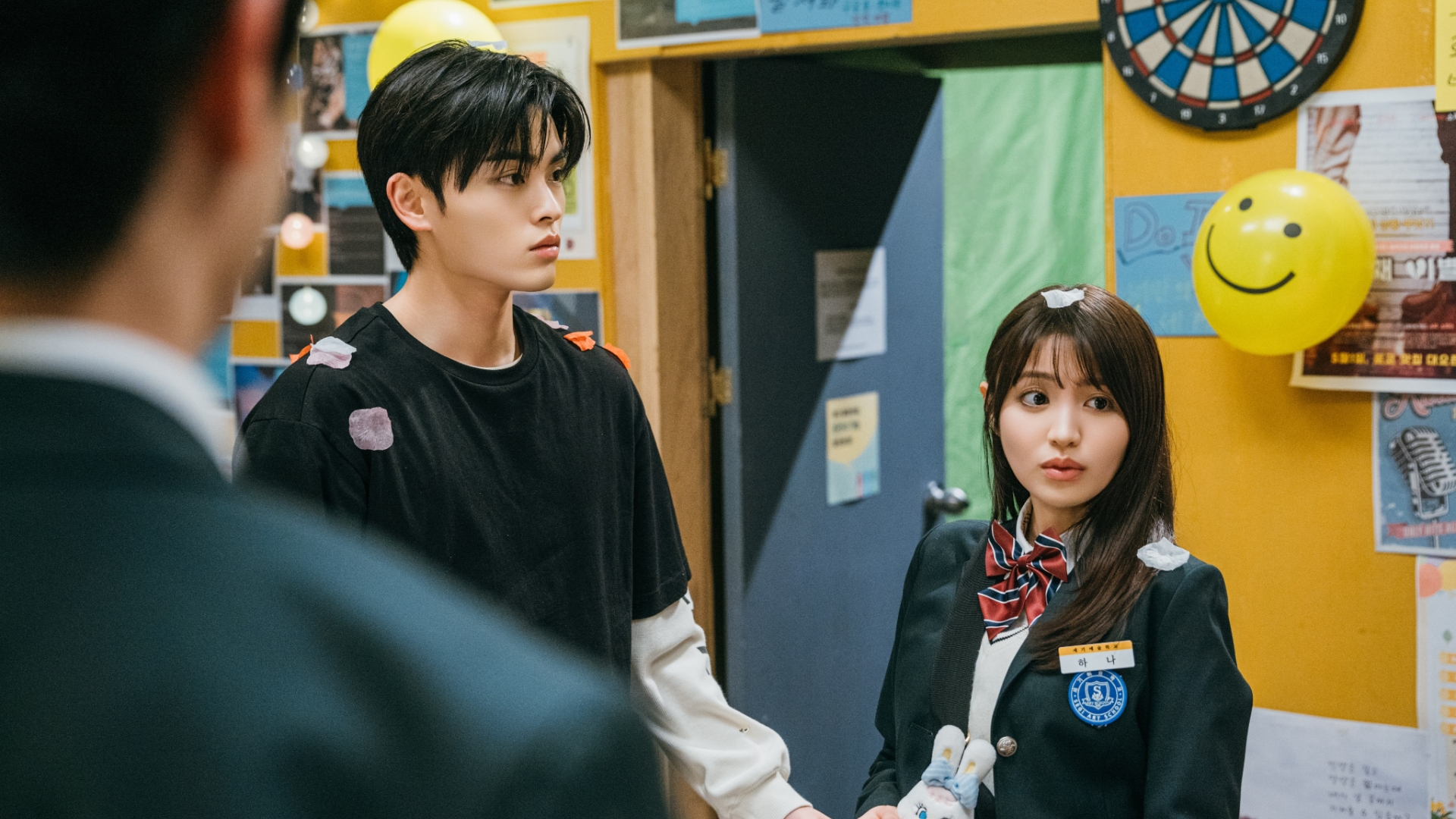 Ahn Jun Won (bên trái) hóa thân Koo Eun Ho lạnh lùng, rung động trước Hana