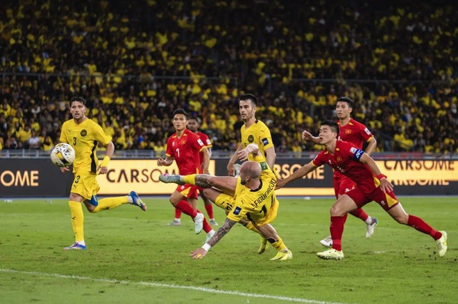 Fan hâm mộ đợi chờ kết quả màn giao đấu giữa Malaysia và Việt Nam