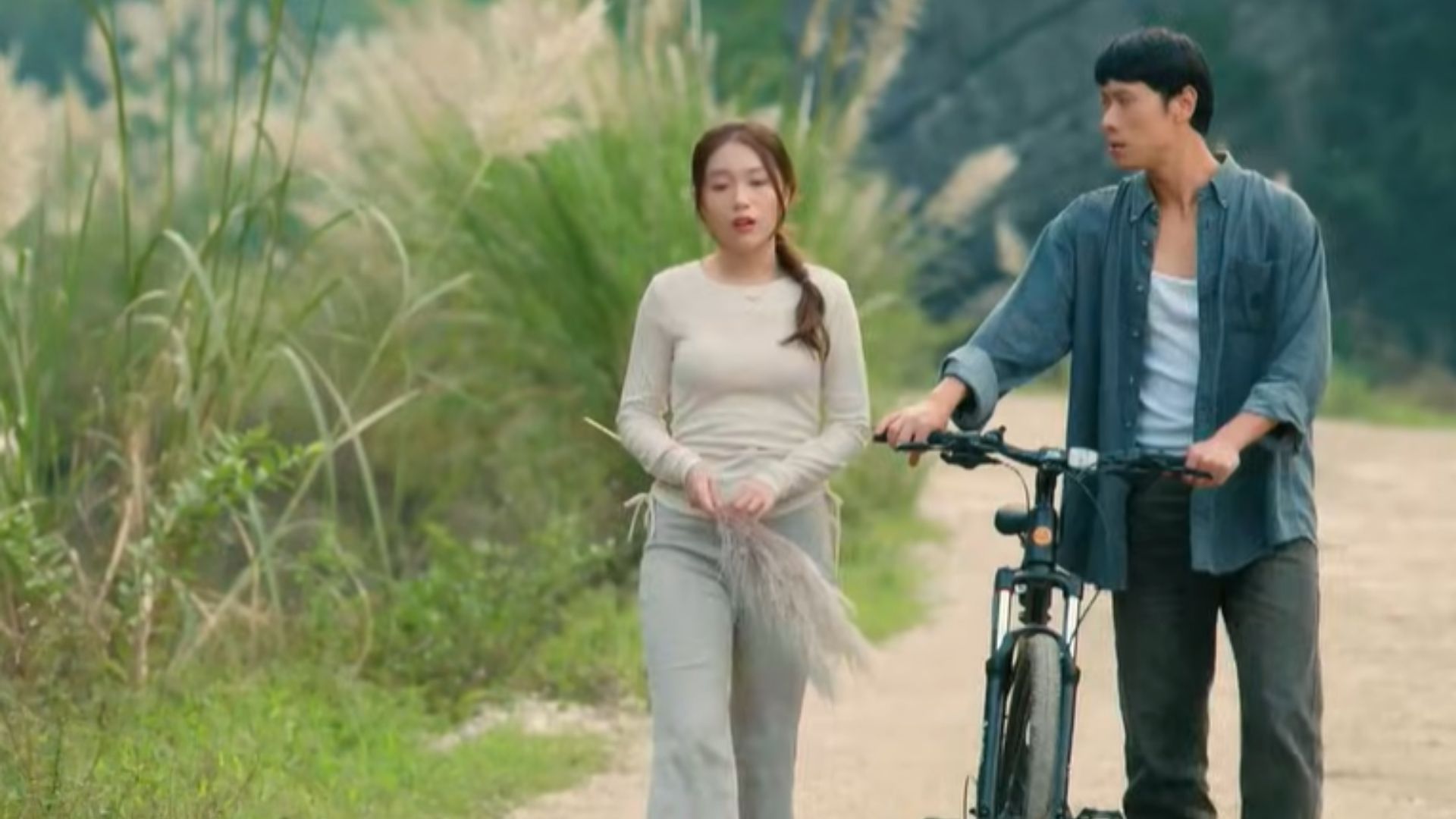 Viễn trao lại món quà cũ cho Ngân, chính thức đặt dấu chấm hết cho những mong chờ