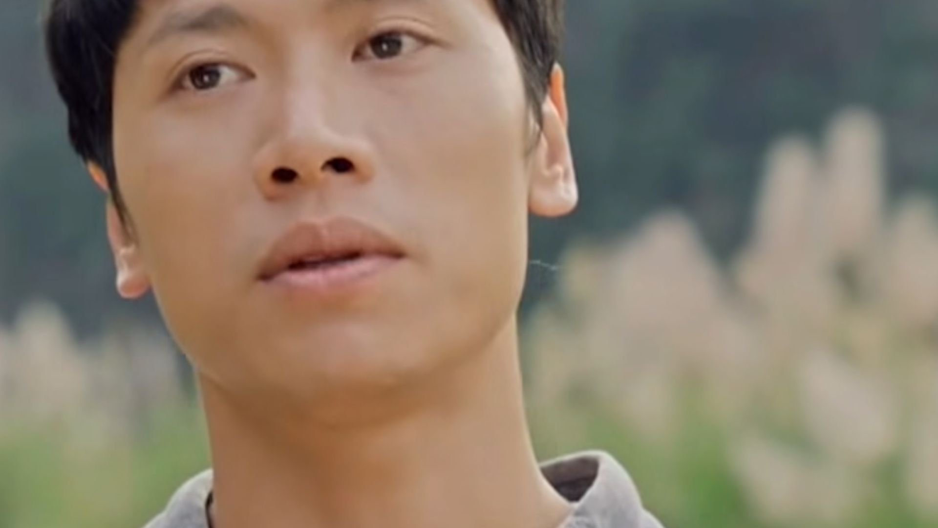 Tú thẫn thờ nhớ lại nụ hôn bất ngờ của người bạn cũ