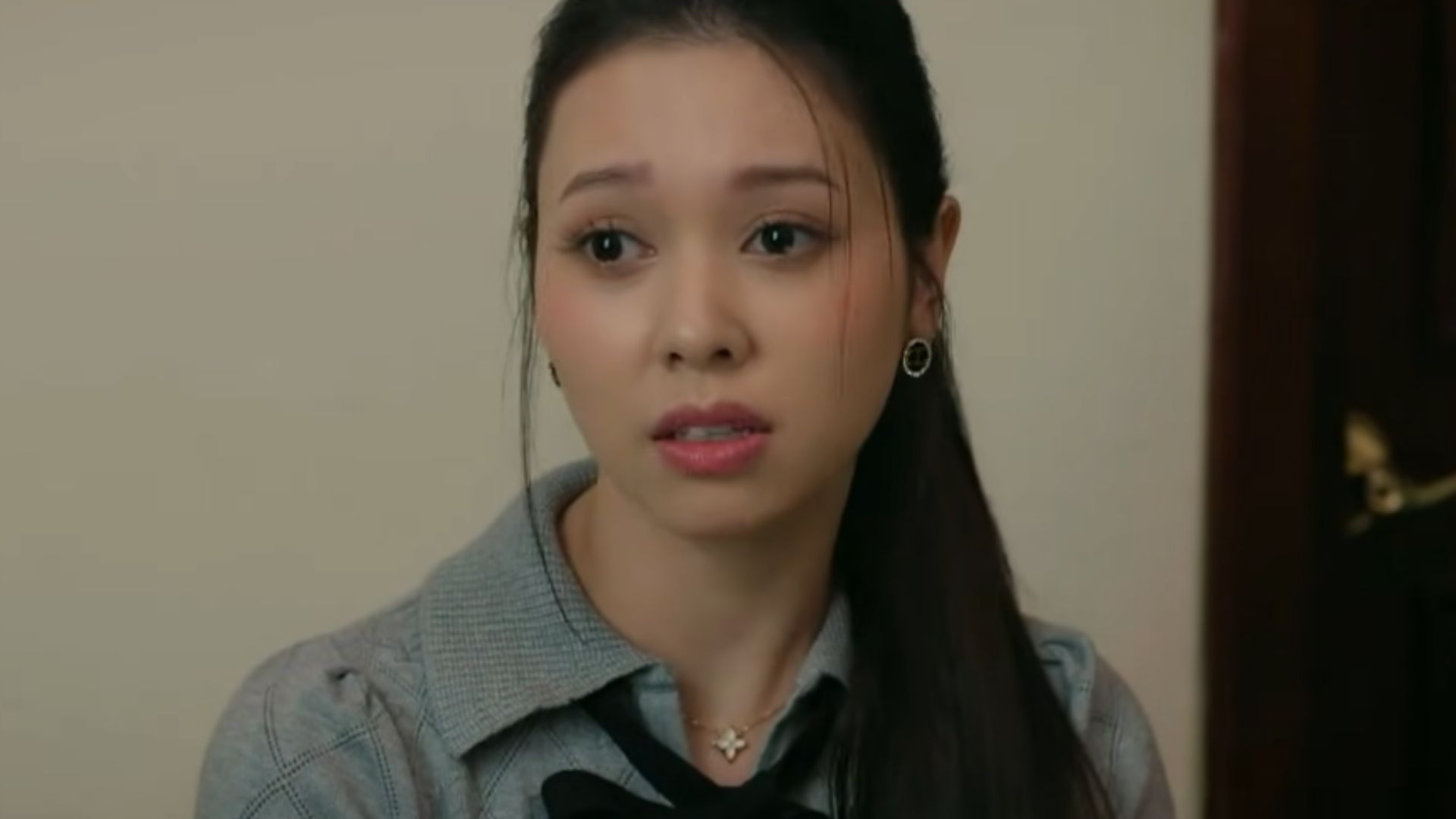 Bách lặng lẽ quan sát cuộc cãi vã của nhóm bạn thân