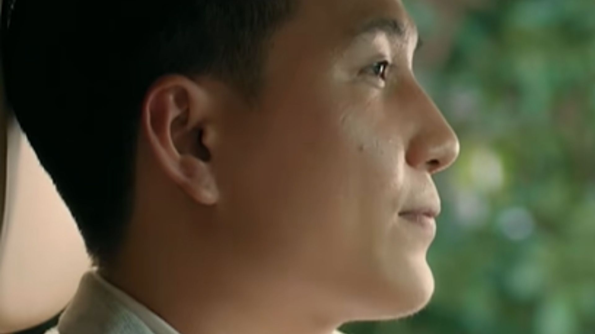 Viễn ngậm ngùi nhìn Ngân từ xa trước khi quyết định lùi lại một bước