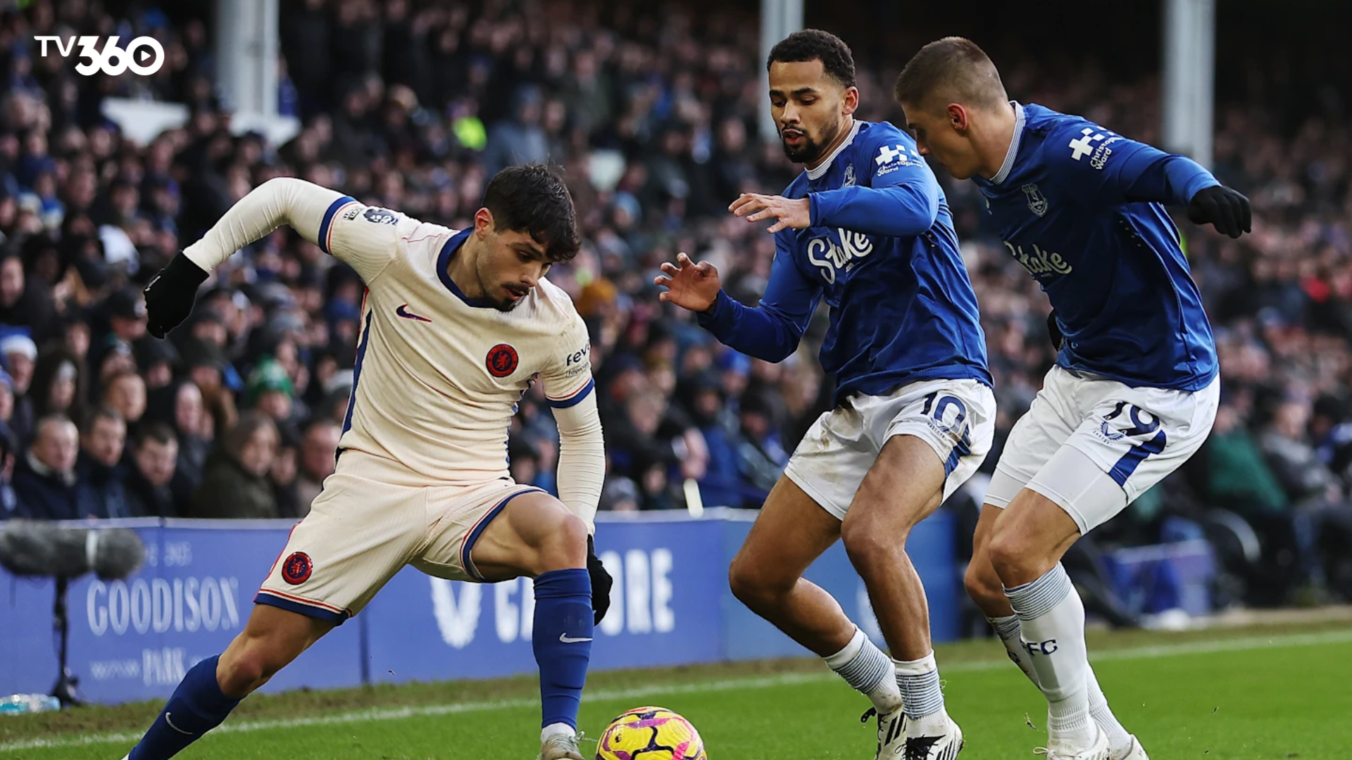 Chelsea và Everton theo đuổi sát sao trên bảng xếp hạng