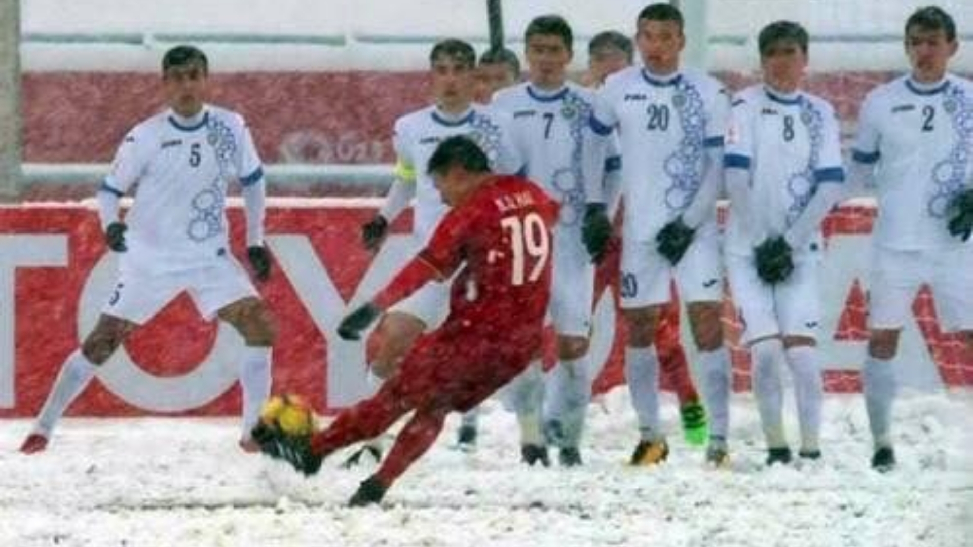 Khoảnh khắc Nguyễn Quang Hải thực hiện cú sút phạt ở phút thứ 41, ghi bàn gỡ hòa cho U23 Việt Nam giữa điều kiện tuyết rơi dày tại Thường Châu.