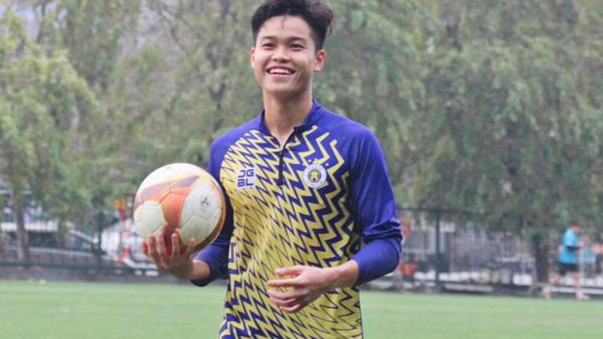 Nguyễn Đức Anh thường xuyên đá chính và giữ sự ổn định ở hàng thủ