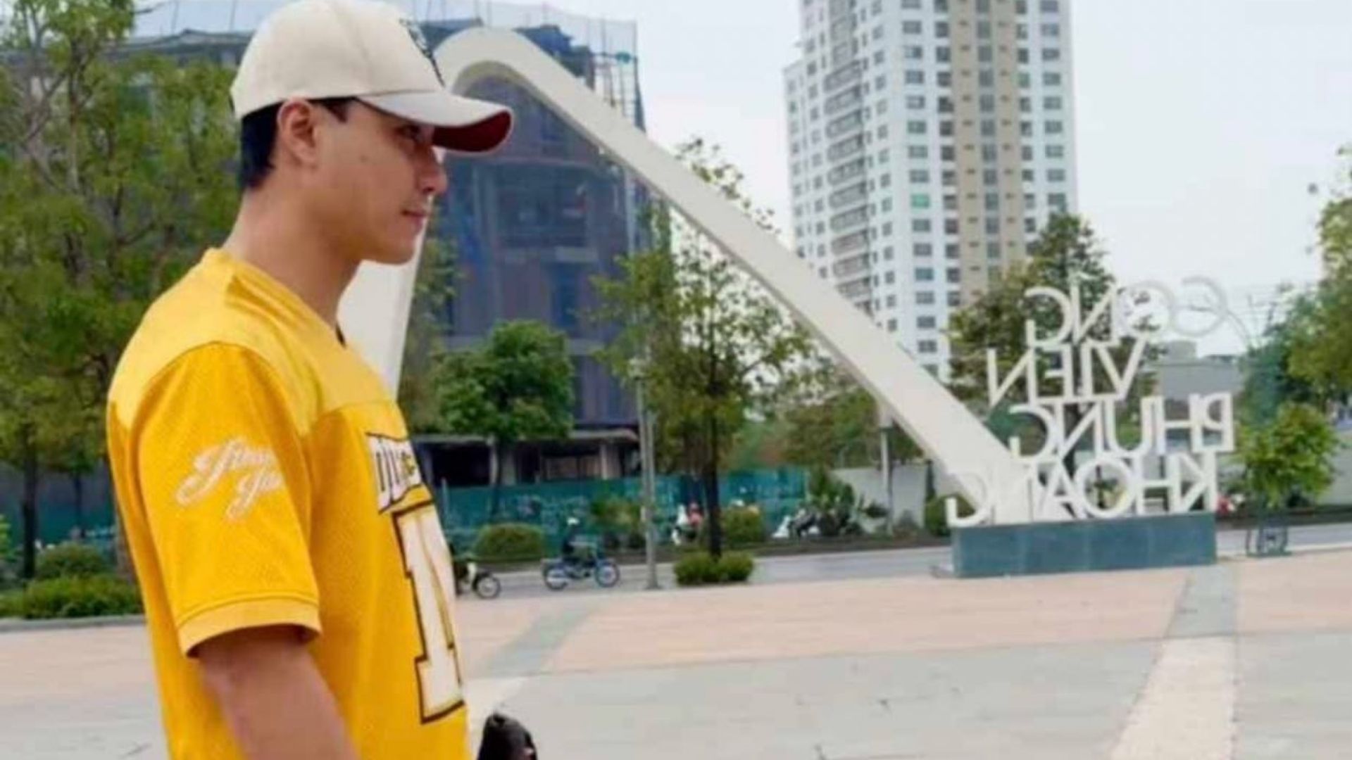 Linh Chi sử dụng công nghệ để giải mã bí mật đồng hồ