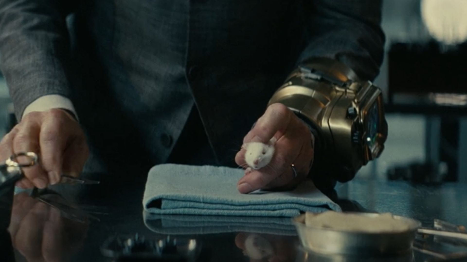 Lucy kinh hoàng đối diện với sát thủ sa mạc Deathclaw trong đống đổ nát.