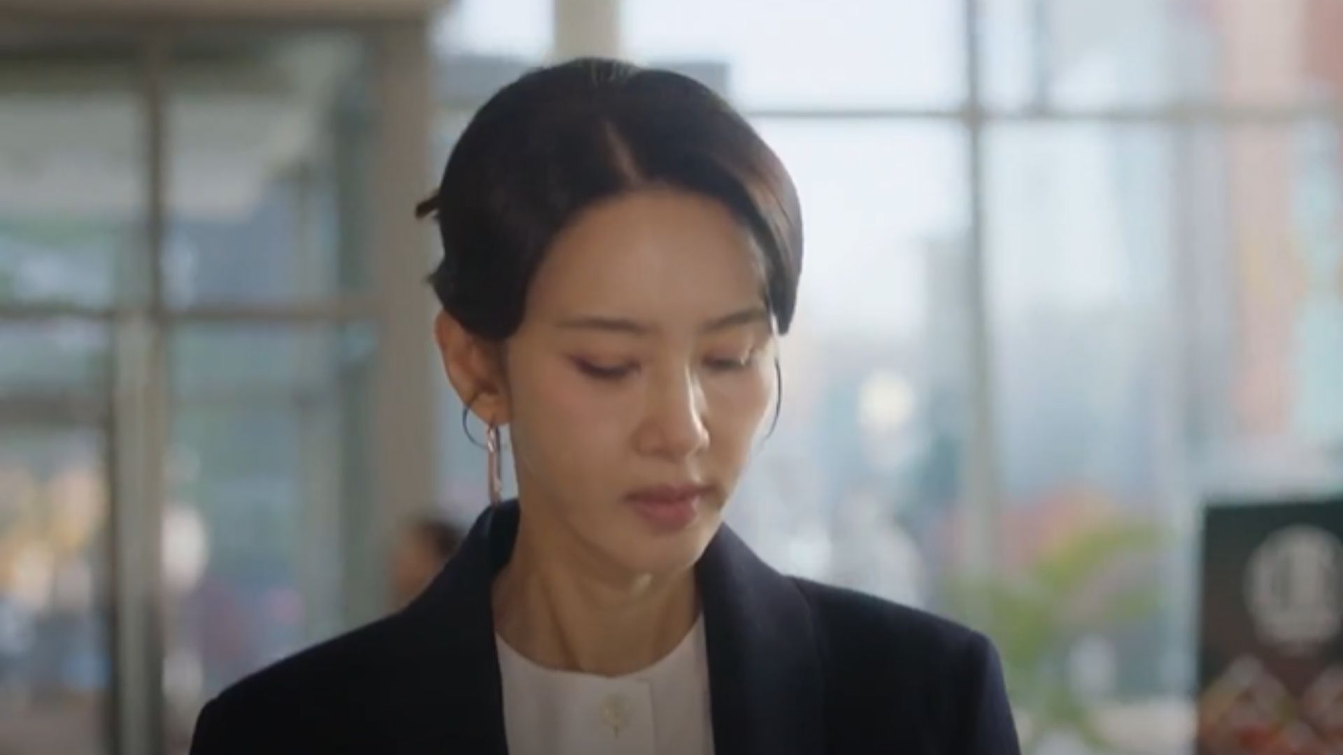 Khi bí mật quá khứ bị phanh phui, niềm tin cuối cùng cũng trở thành gánh nặng đè lên vai nhân vật chính