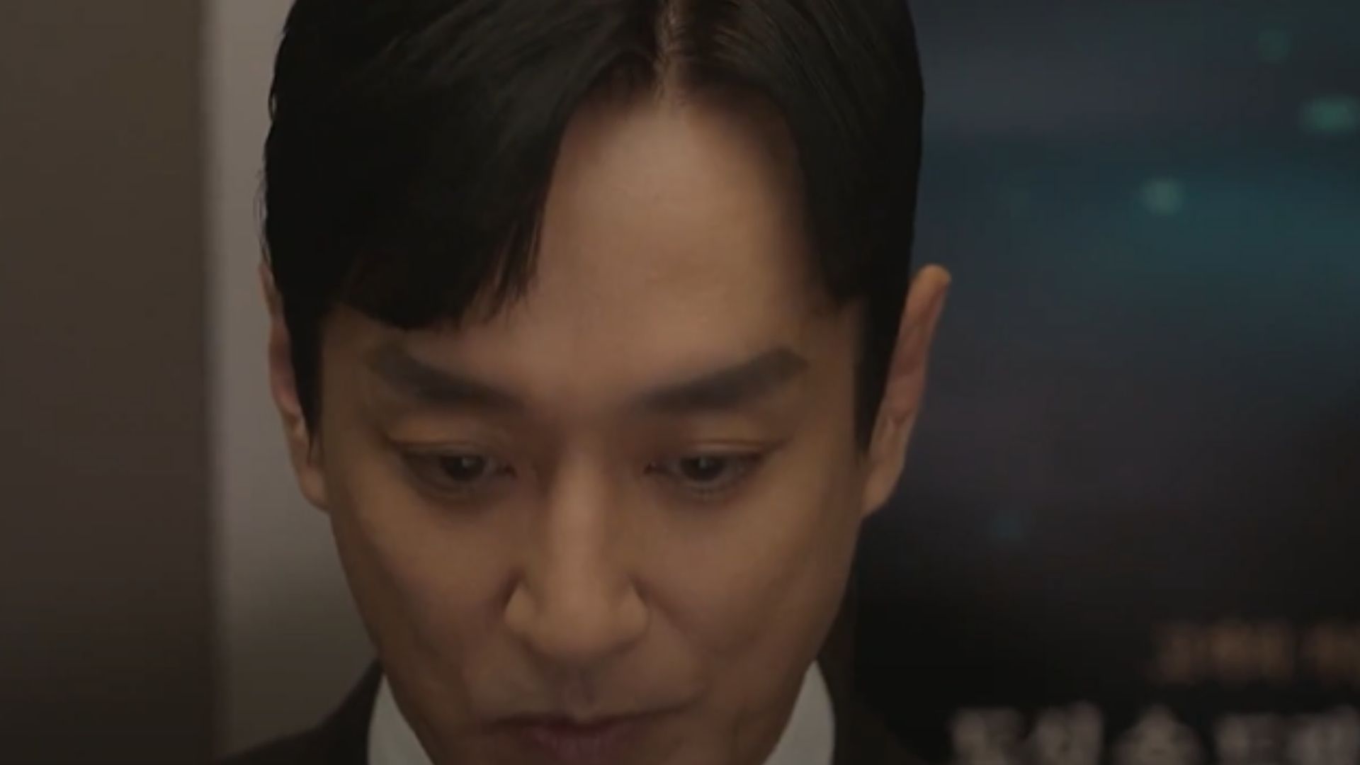 Gia đình nhân vật chính rơi vào trạng thái hoảng loạn khi nhận ra những kẻ lạ mặt đang bao vây căn nhà của họ