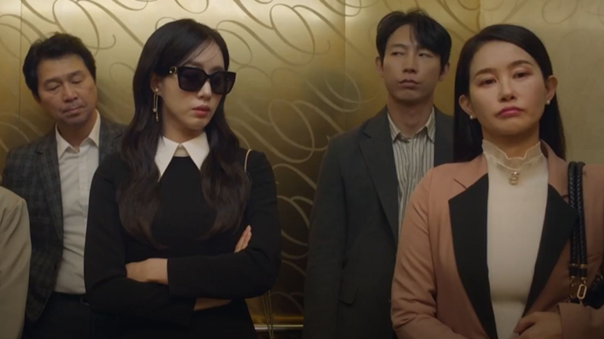 Các cộng sự và đồng minh cũ nhiệt tình tham gia vào chiến dịch vận động cử tri để ủng hộ nhân vật chính