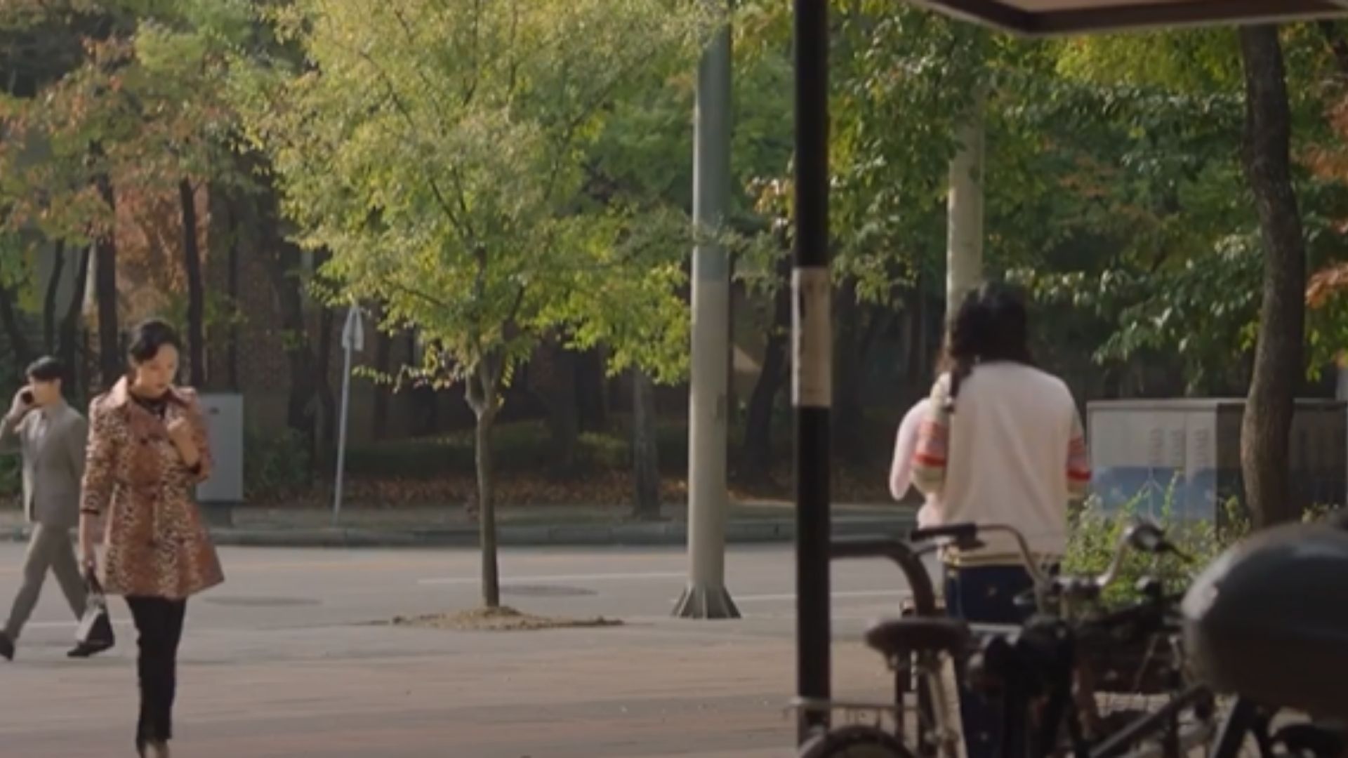 Nhân vật chính cùng các đồng minh thân cận tận hưởng khoảnh khắc hạnh phúc và tự hào sau chiến thắng lịch sử